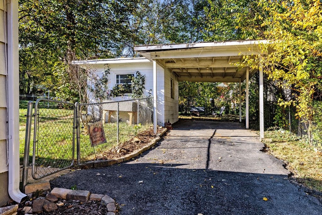 416 PARKWOOD LN
