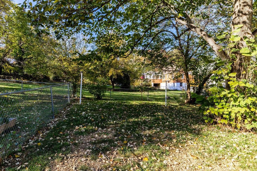 416 PARKWOOD LN