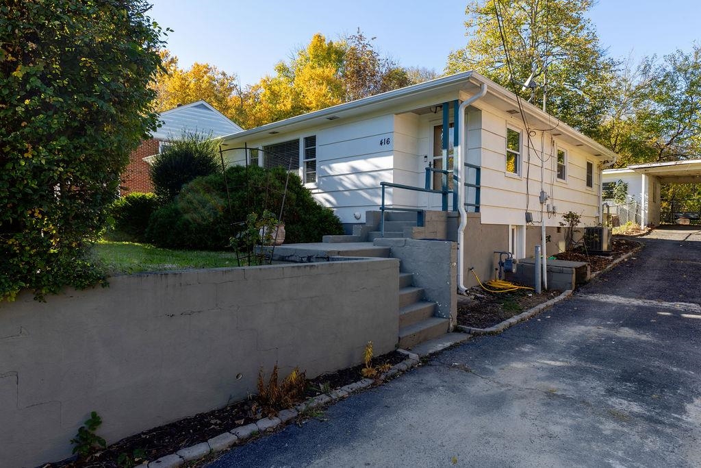 416 PARKWOOD LN