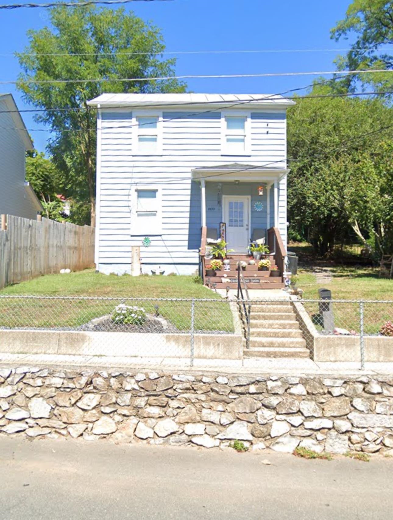 809 STUART ST