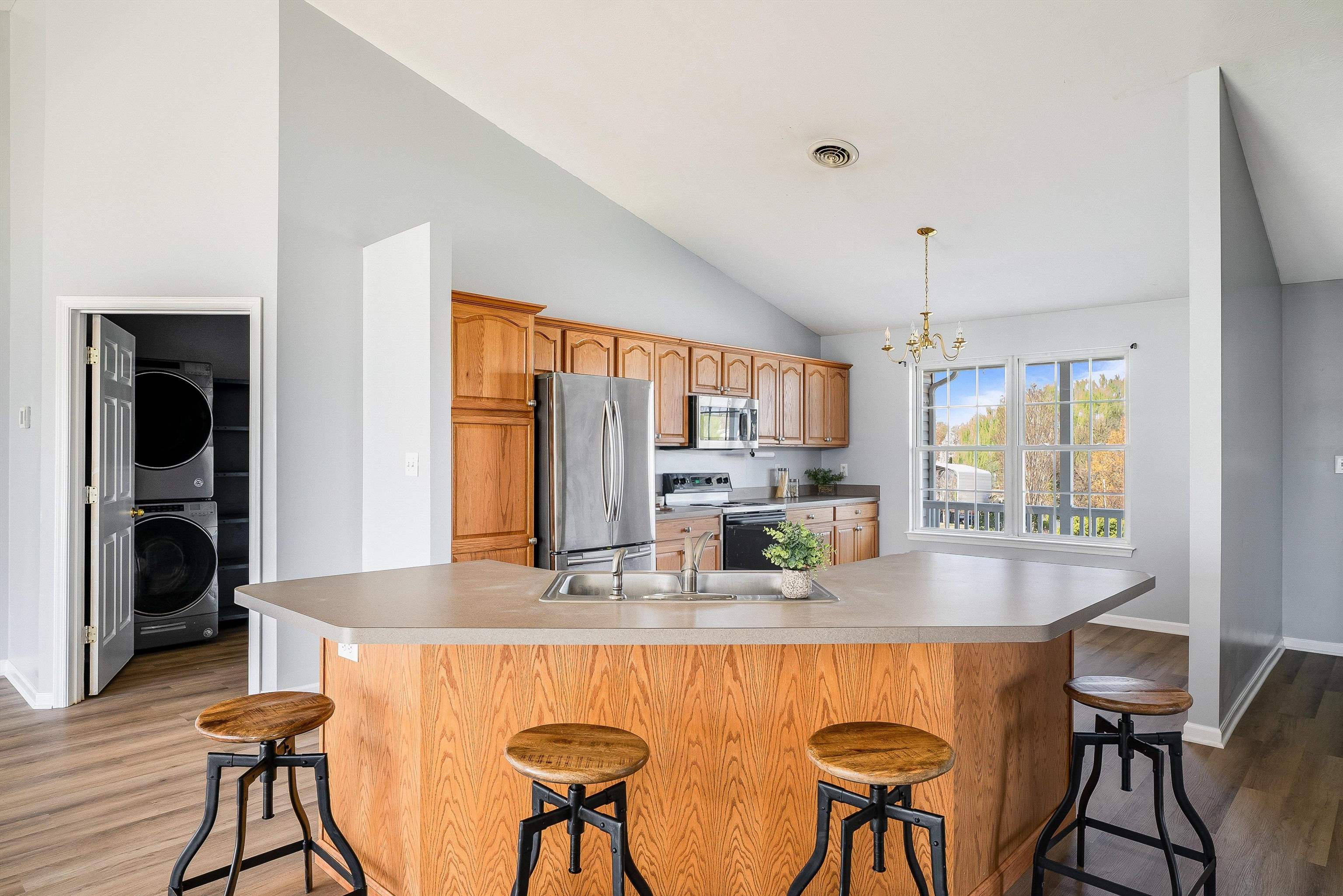 12 SOUTH FOXHALL LN