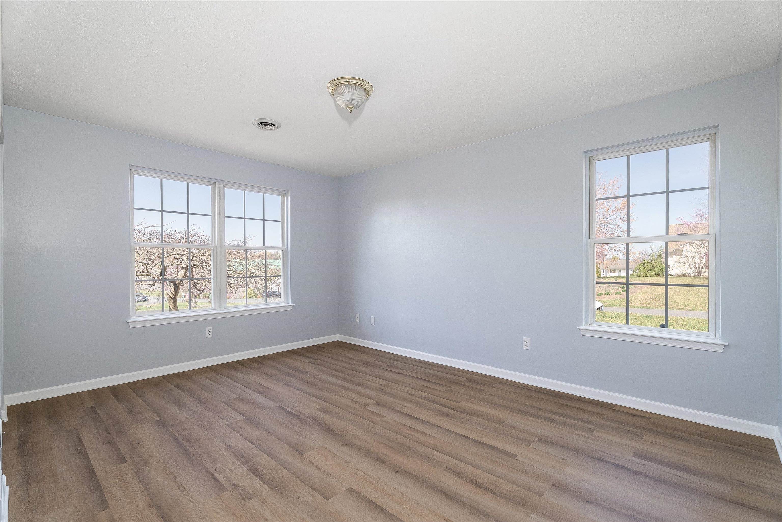 12 SOUTH FOXHALL LN