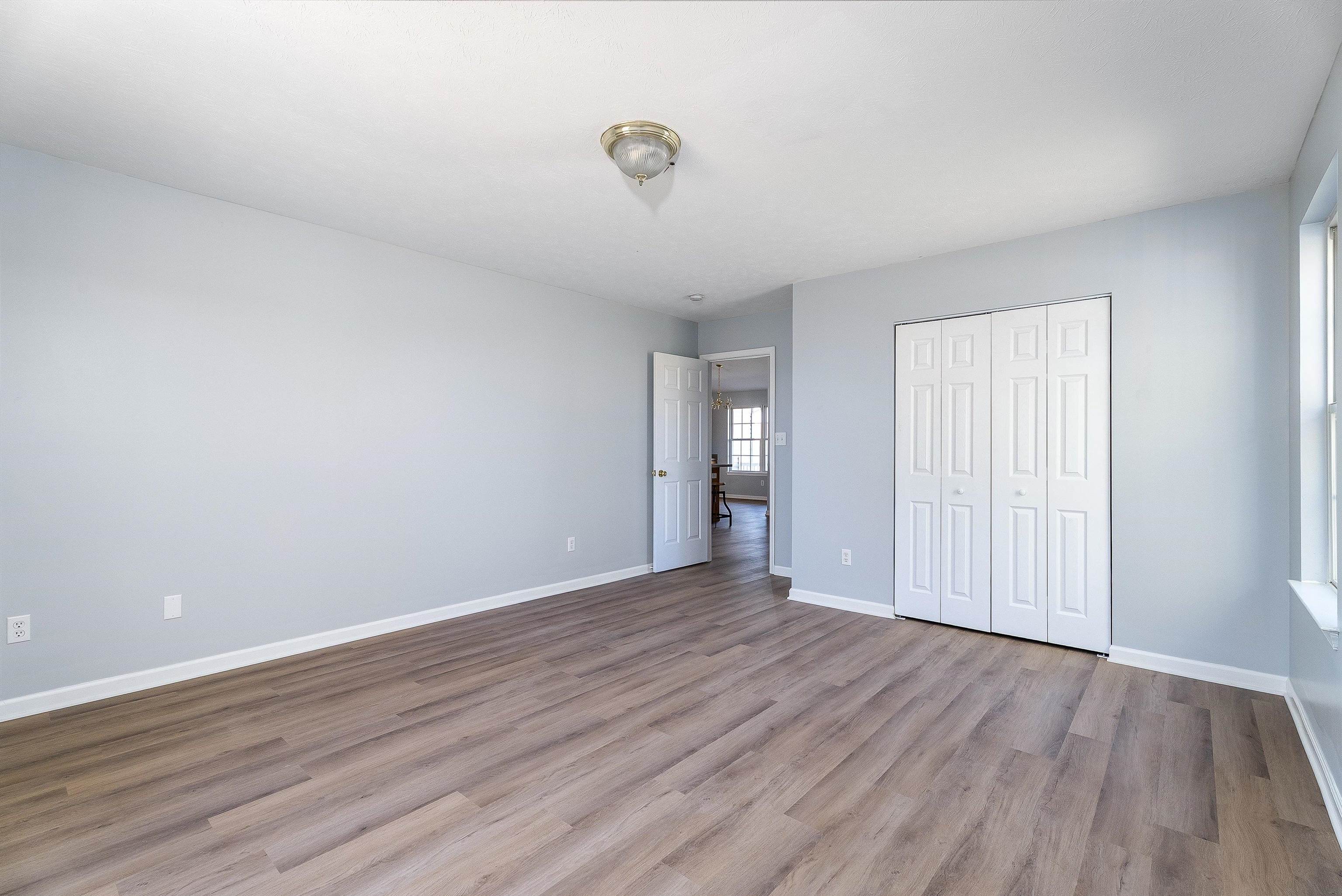 12 SOUTH FOXHALL LN