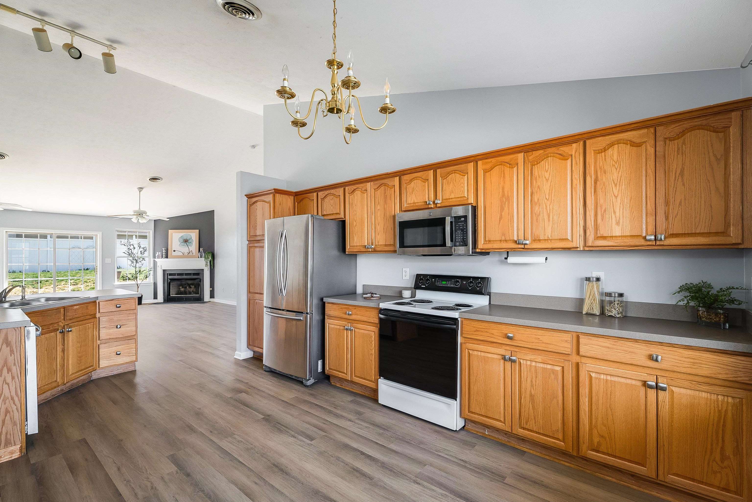 12 SOUTH FOXHALL LN