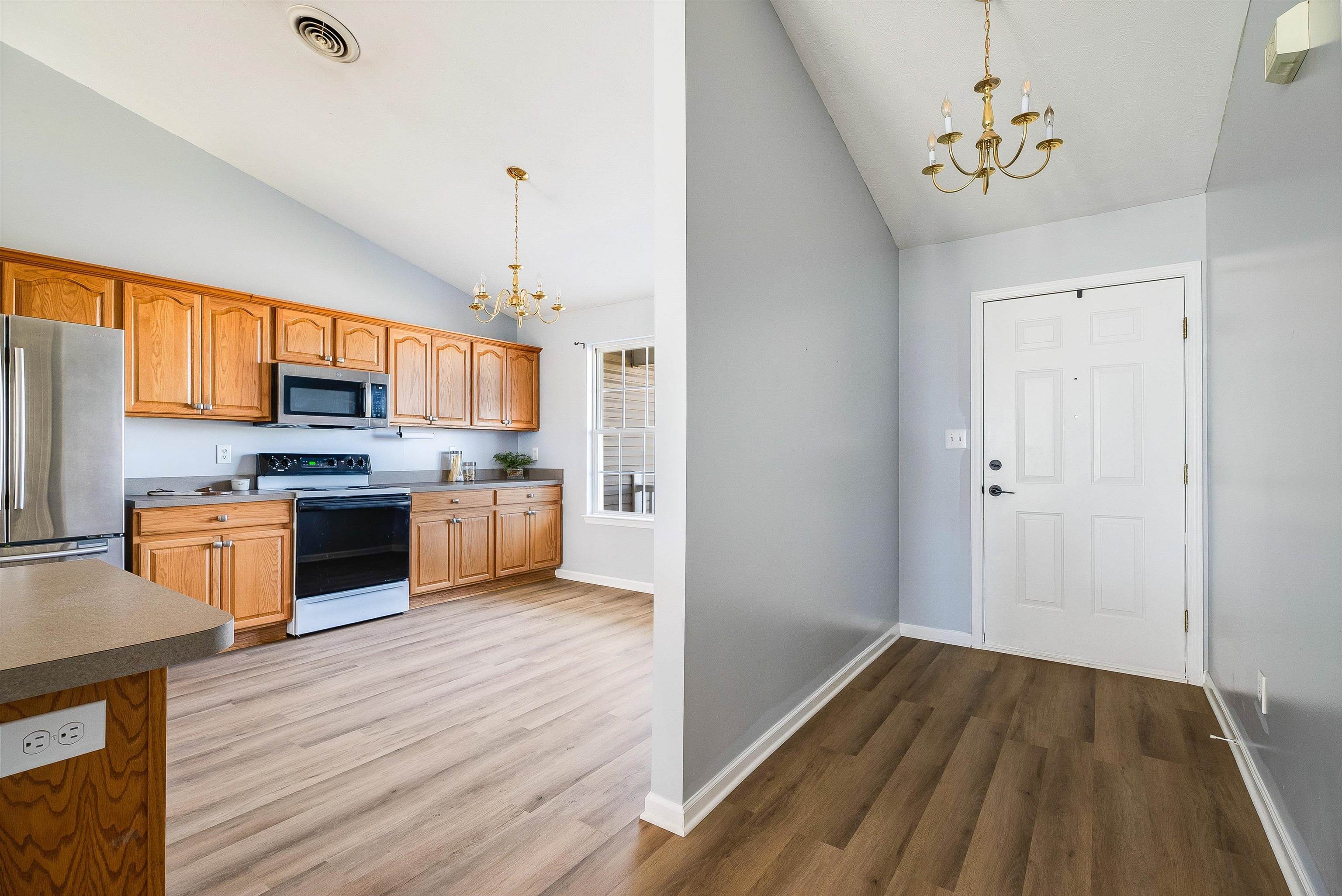 12 SOUTH FOXHALL LN