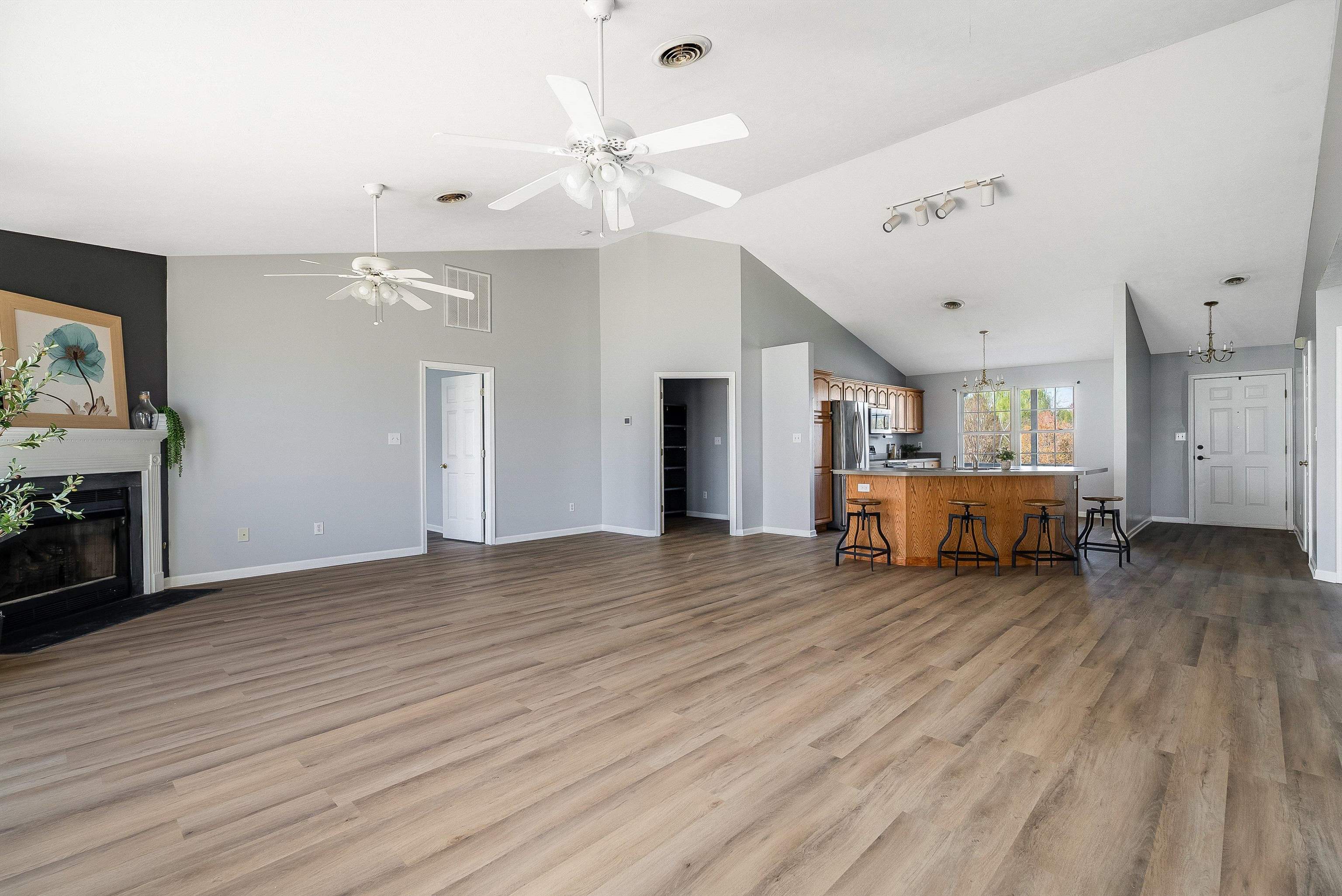 12 SOUTH FOXHALL LN