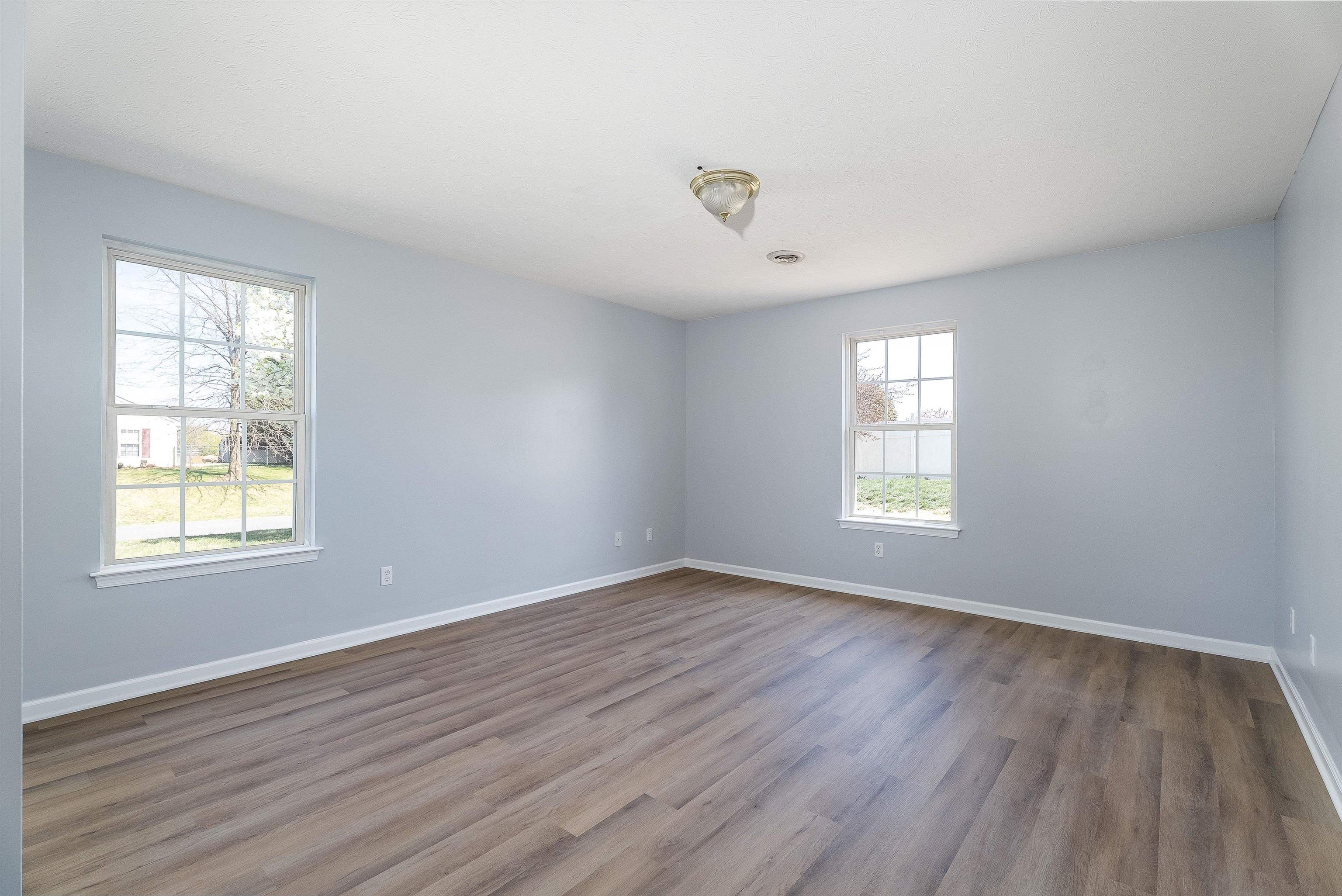 12 SOUTH FOXHALL LN
