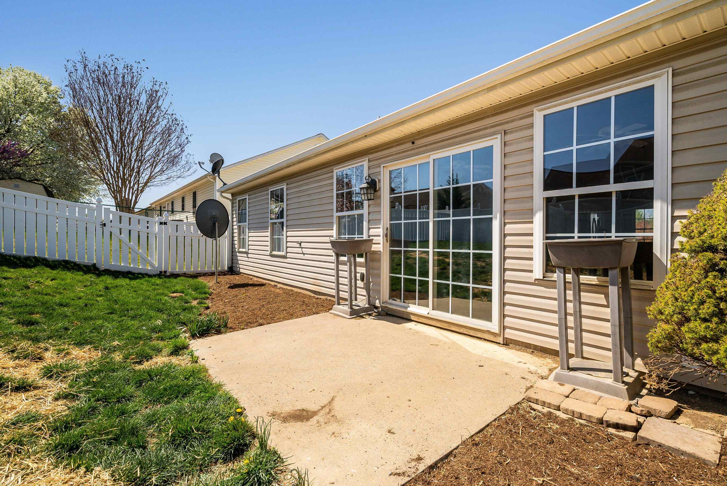 12 SOUTH FOXHALL LN