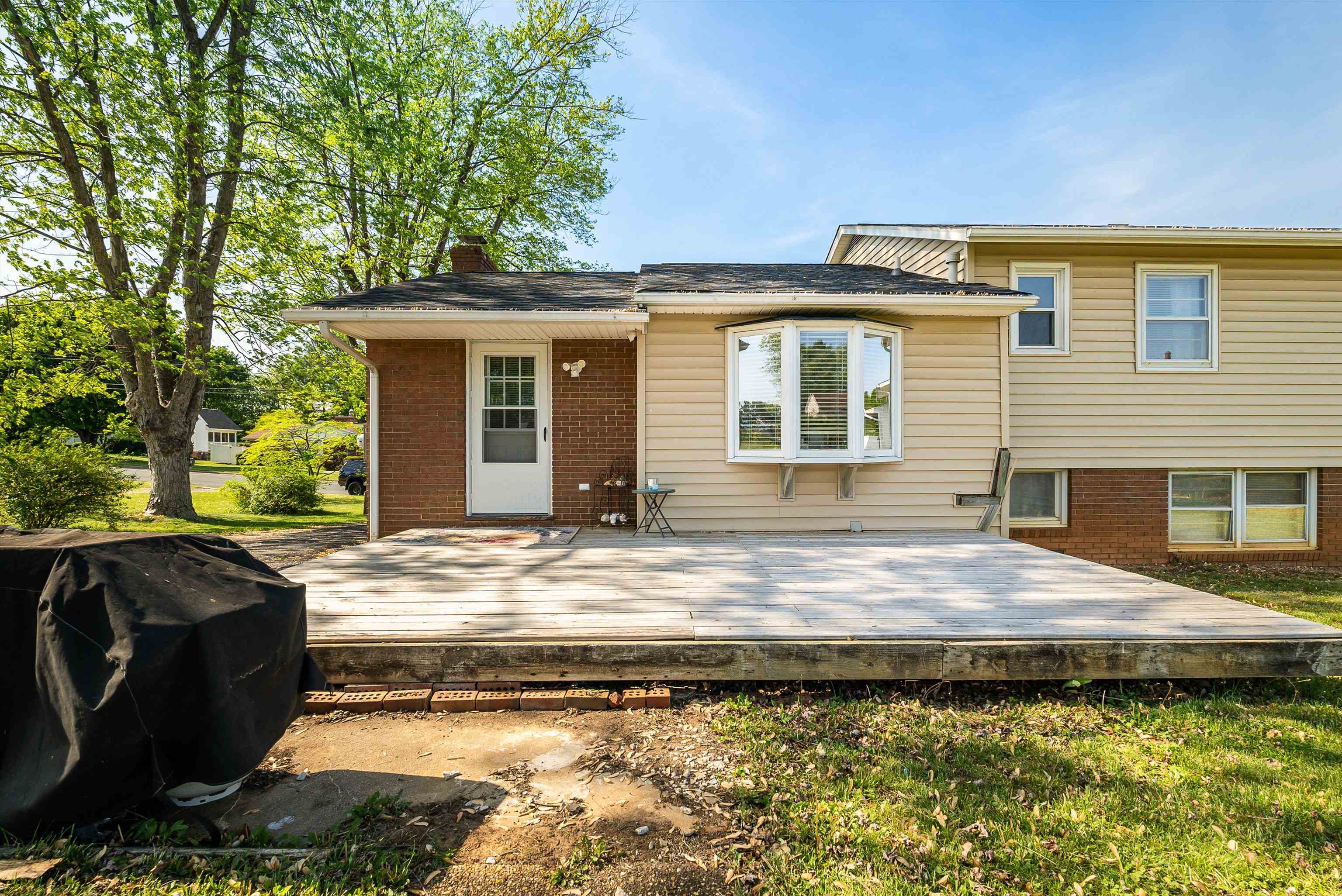 135 SUNSET DR