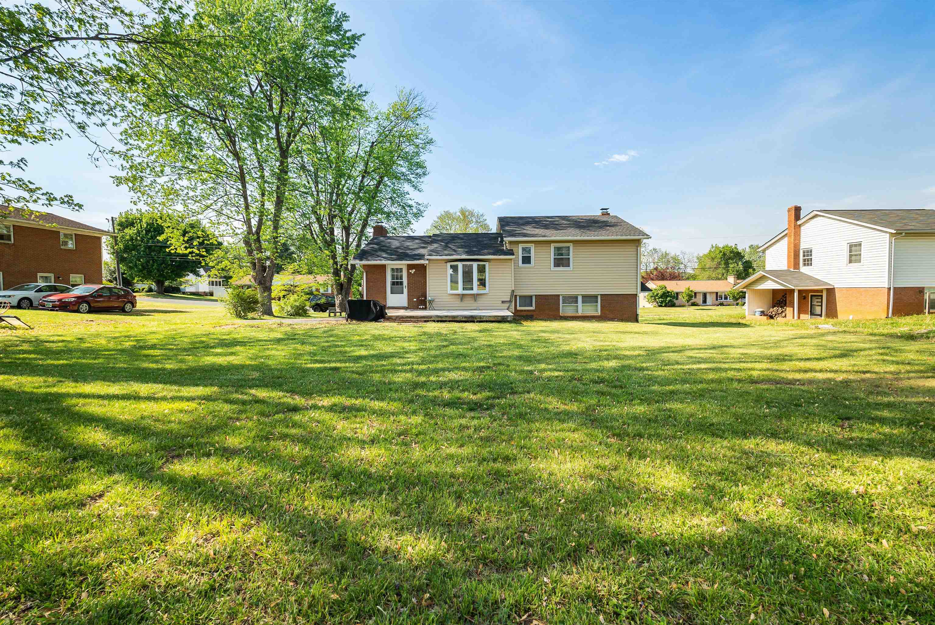 135 SUNSET DR