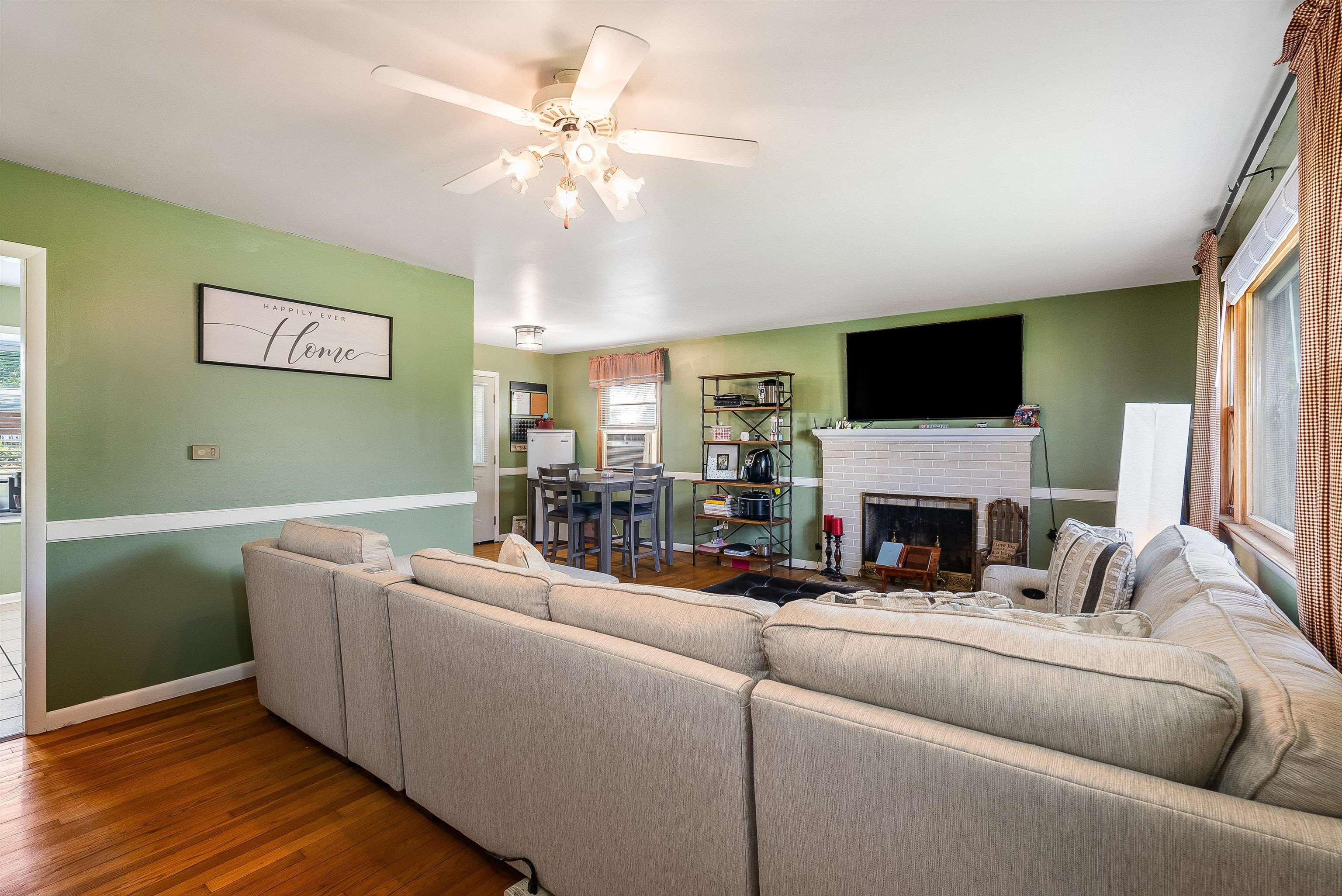 135 SUNSET DR
