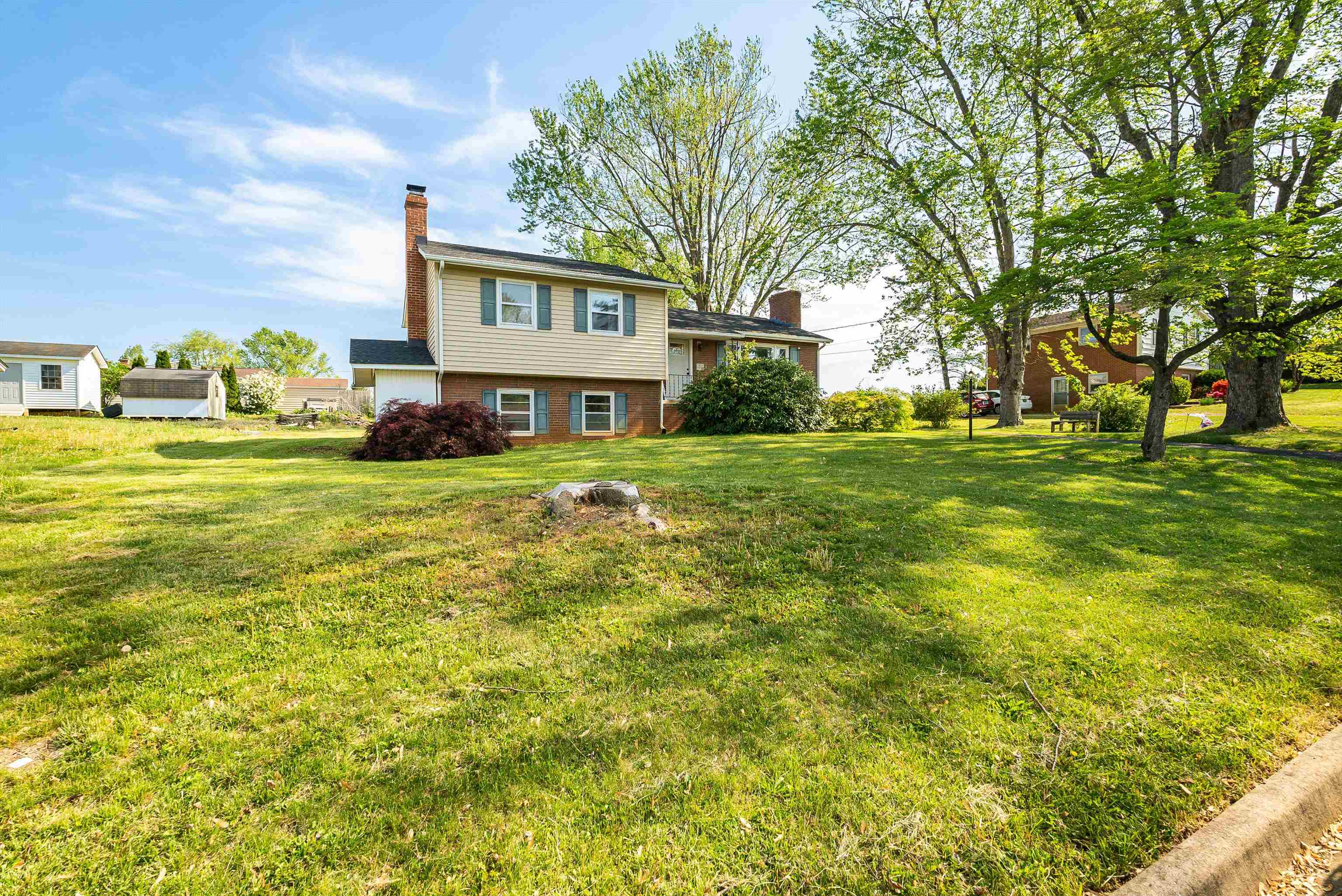 135 SUNSET DR