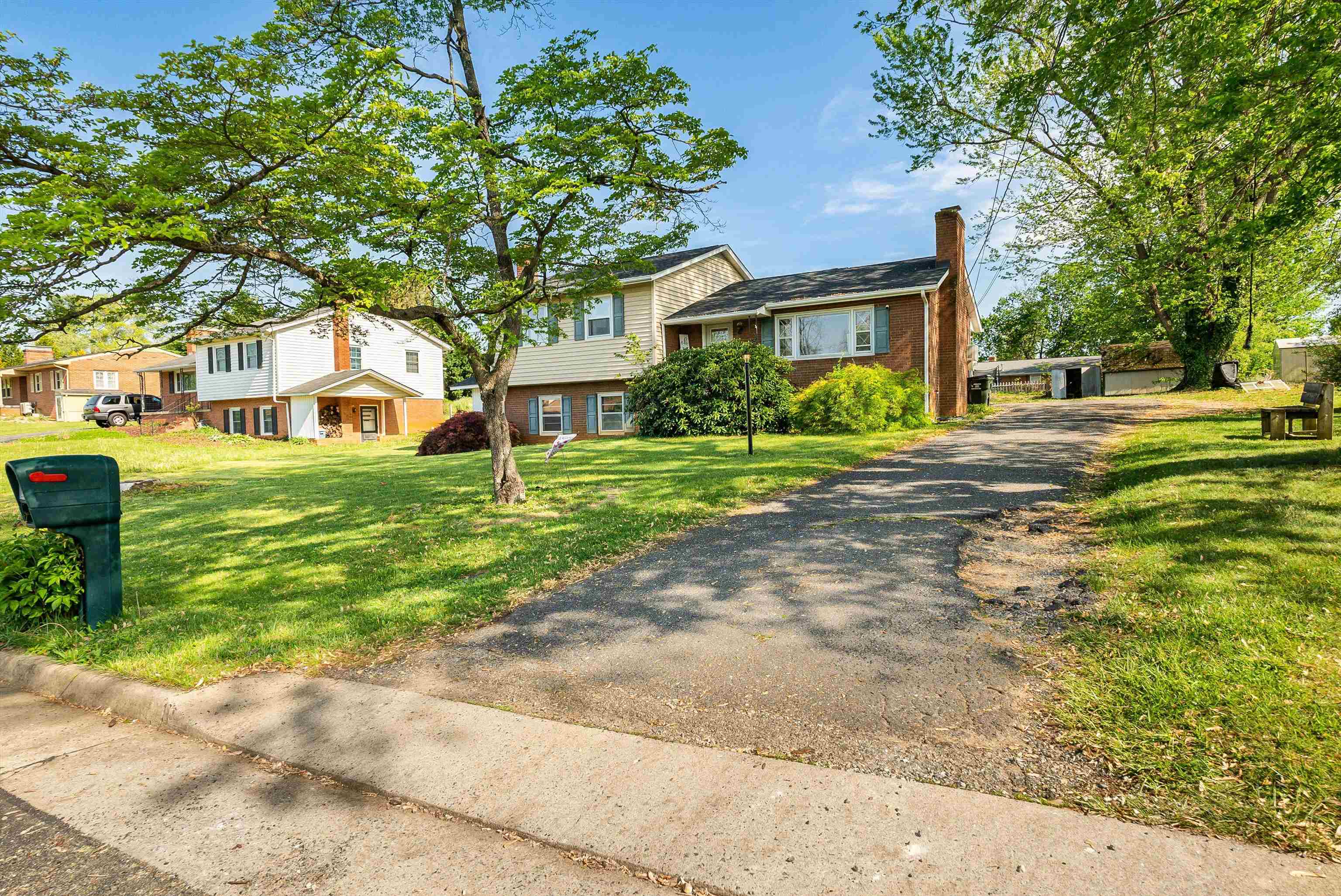 135 SUNSET DR