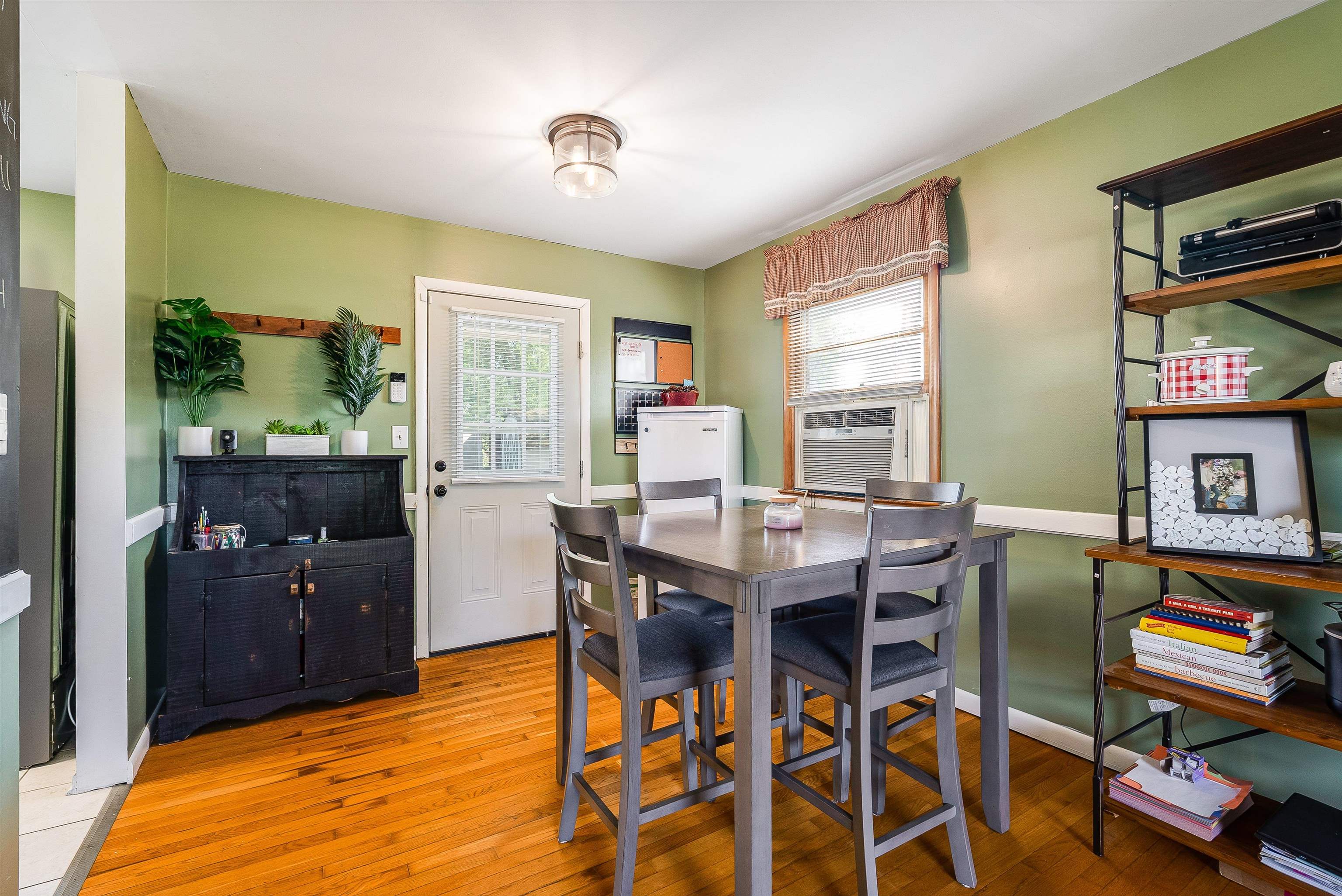 135 SUNSET DR