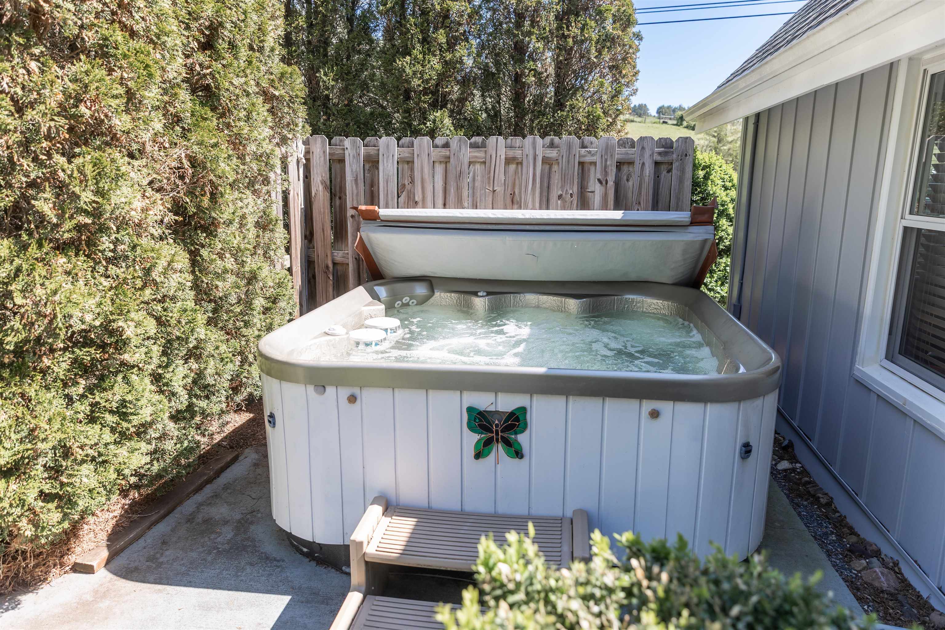 137 MCCURDY LN