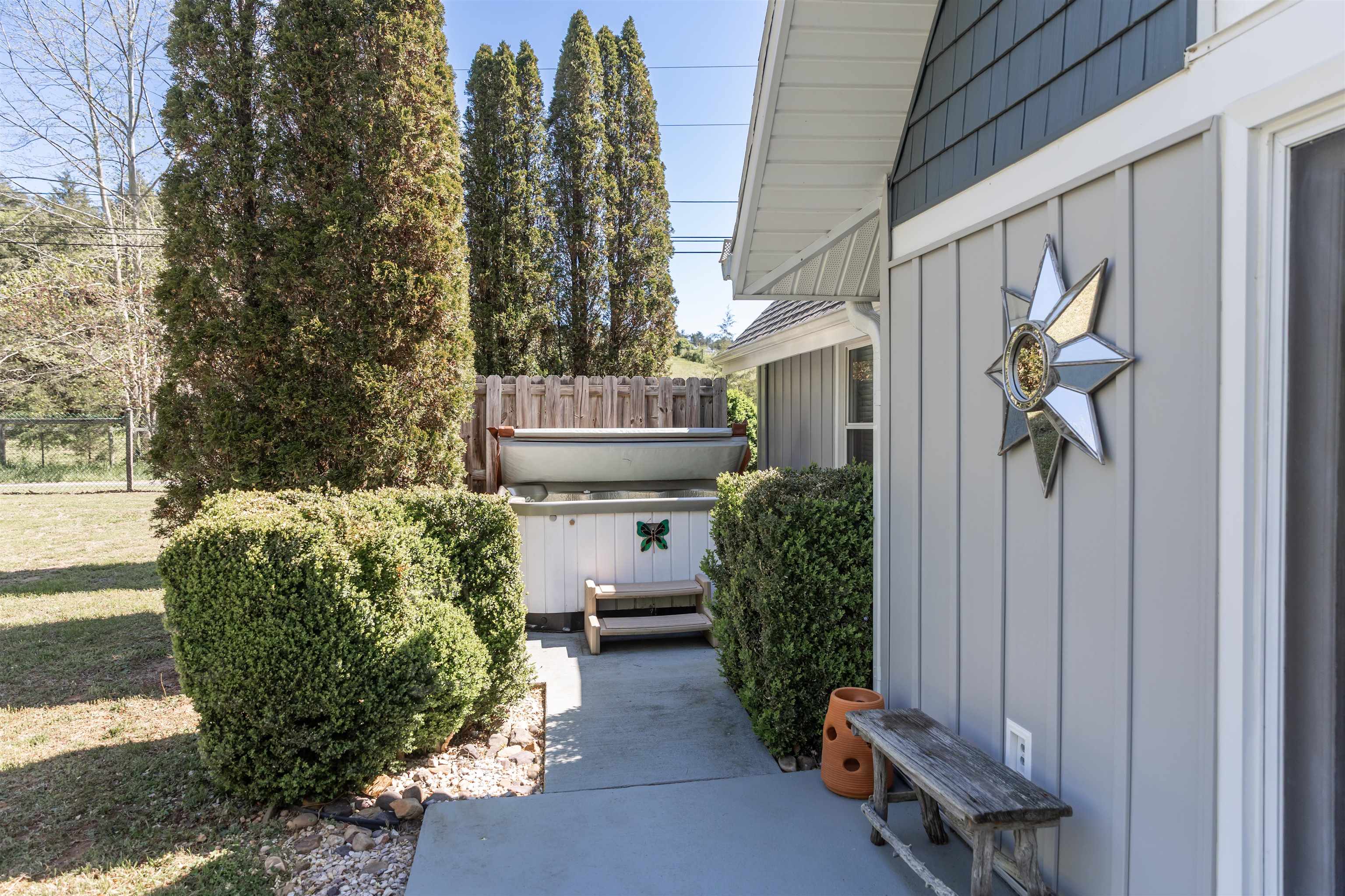 137 MCCURDY LN