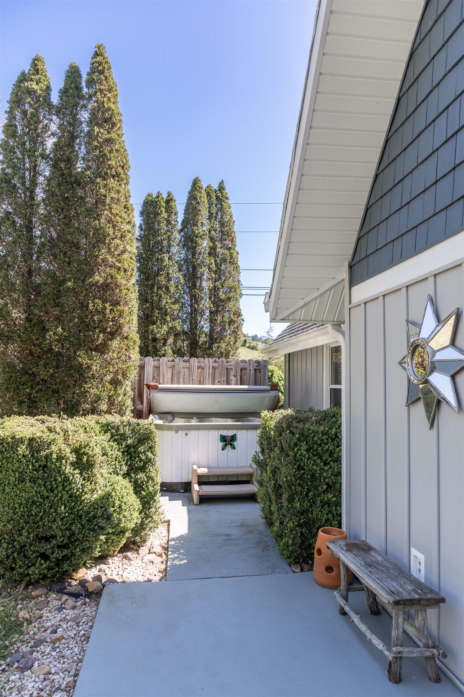 137 MCCURDY LN