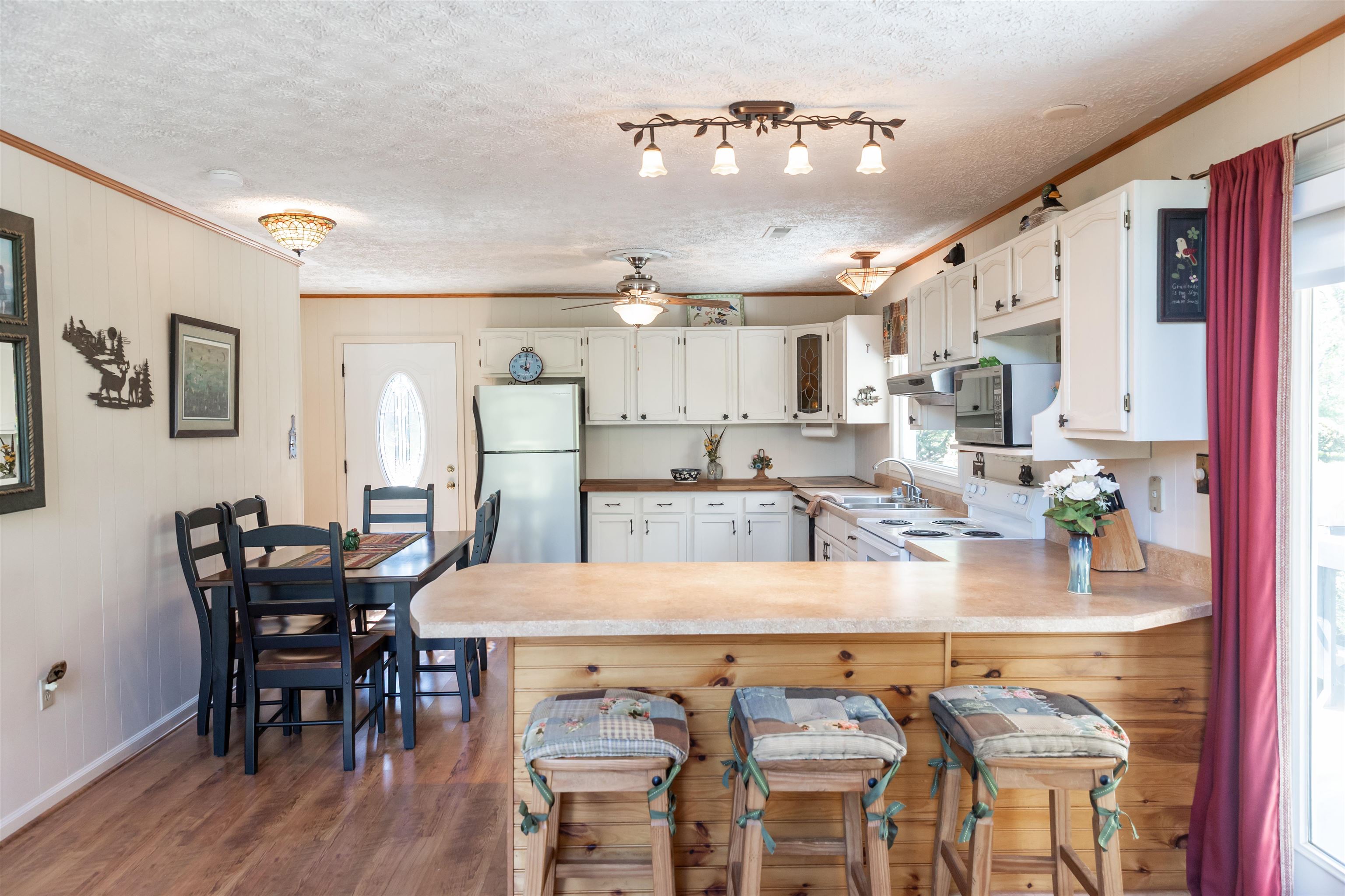 137 MCCURDY LN