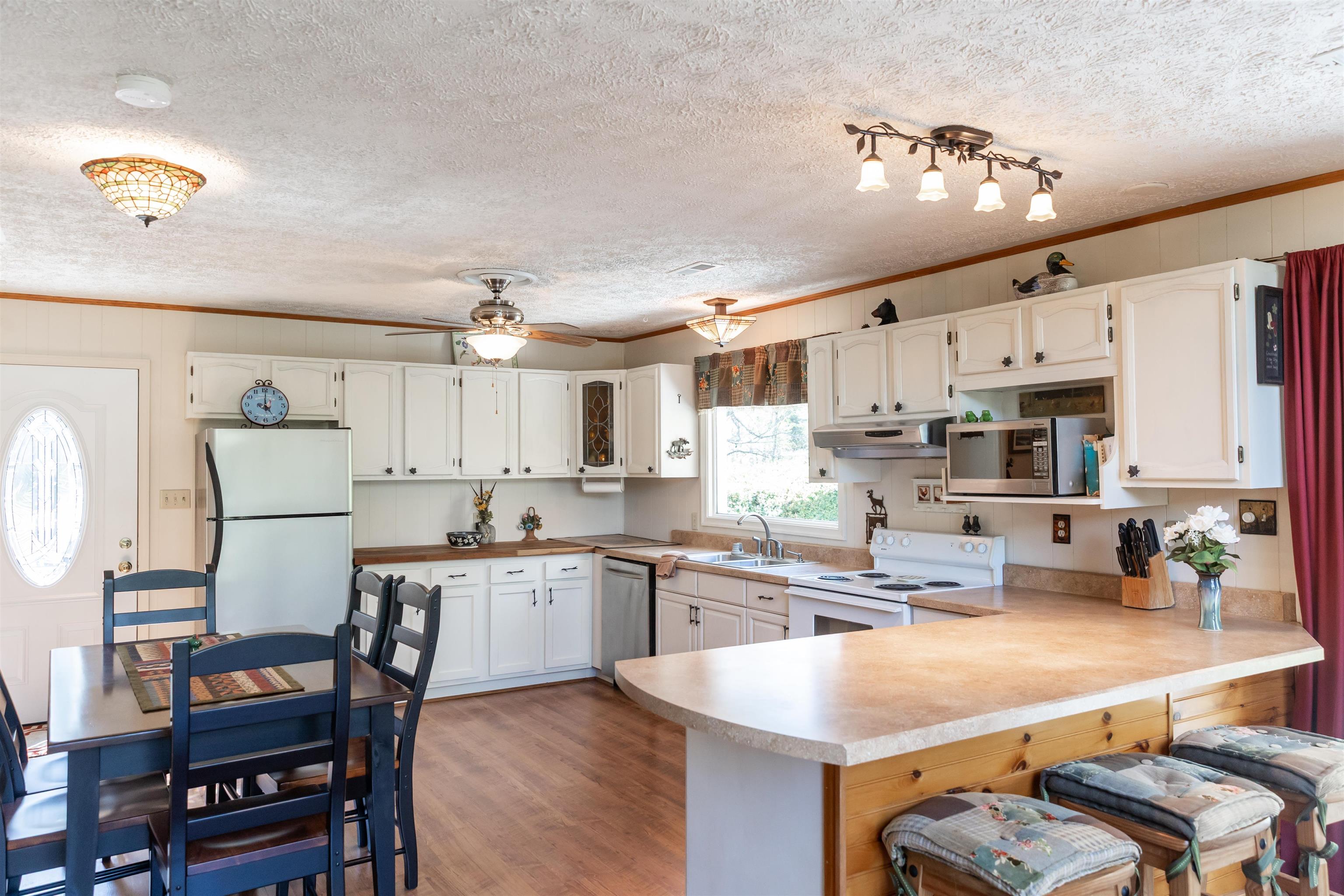 137 MCCURDY LN