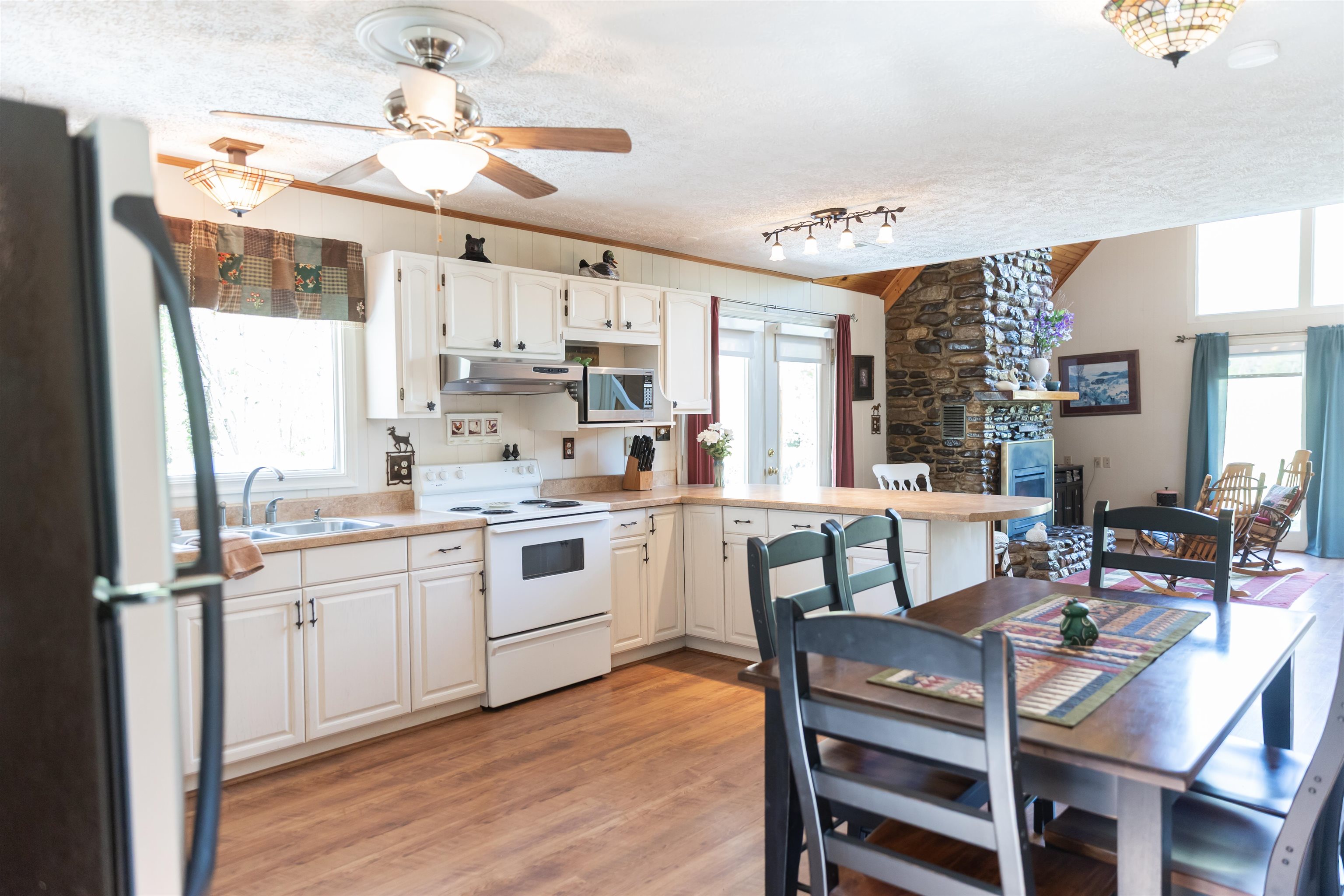 137 MCCURDY LN