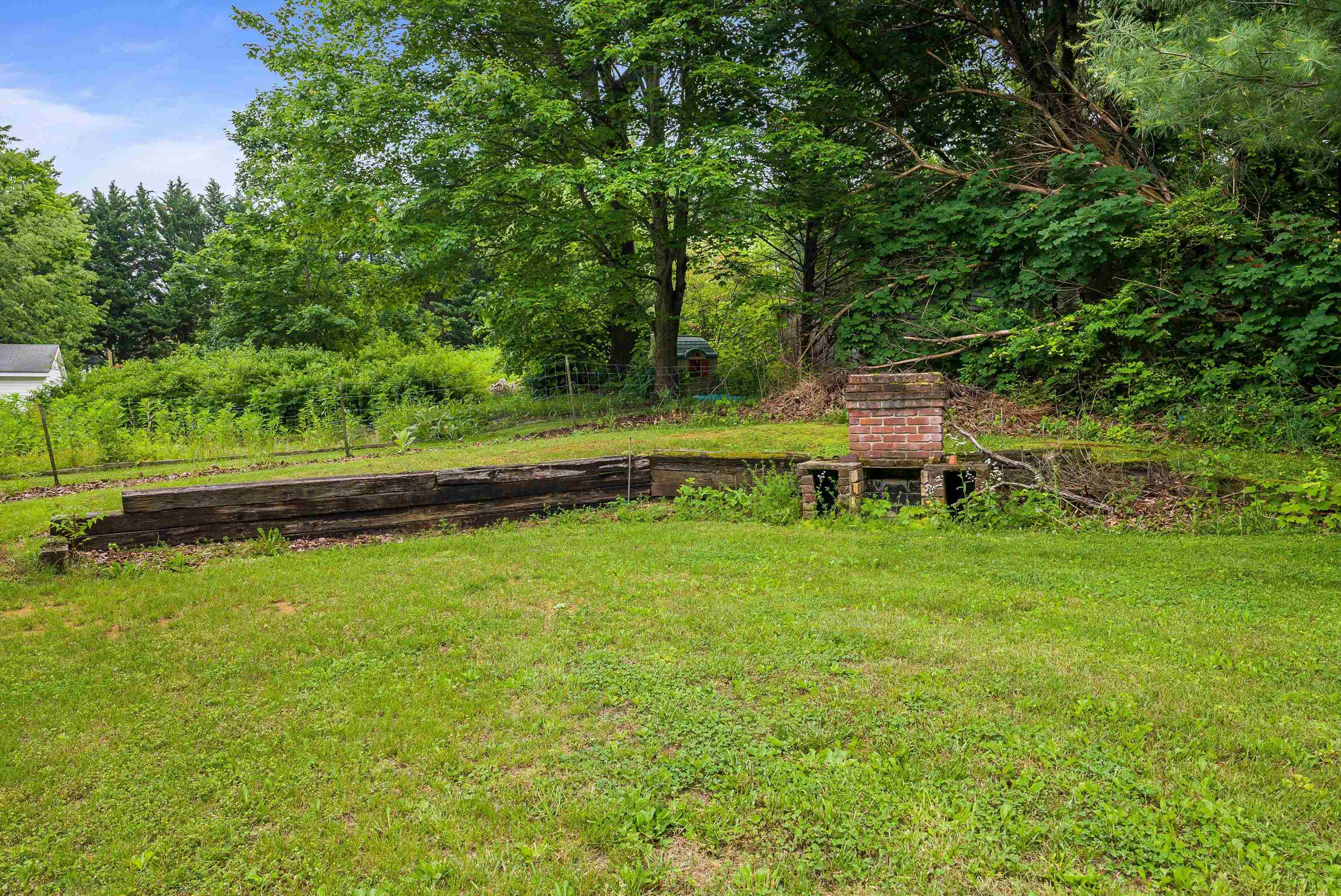2156 LYNDHURST RD