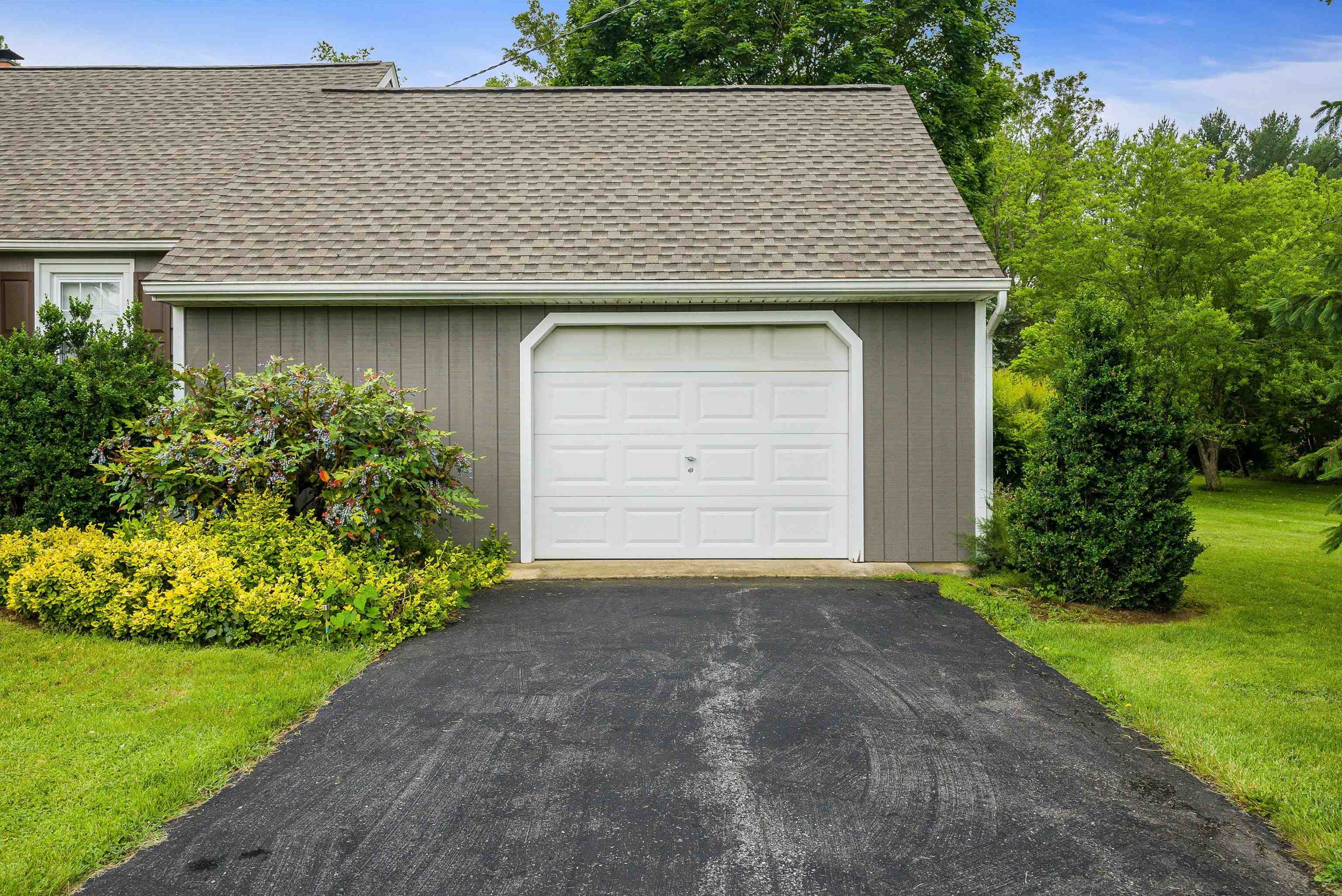 2156 LYNDHURST RD