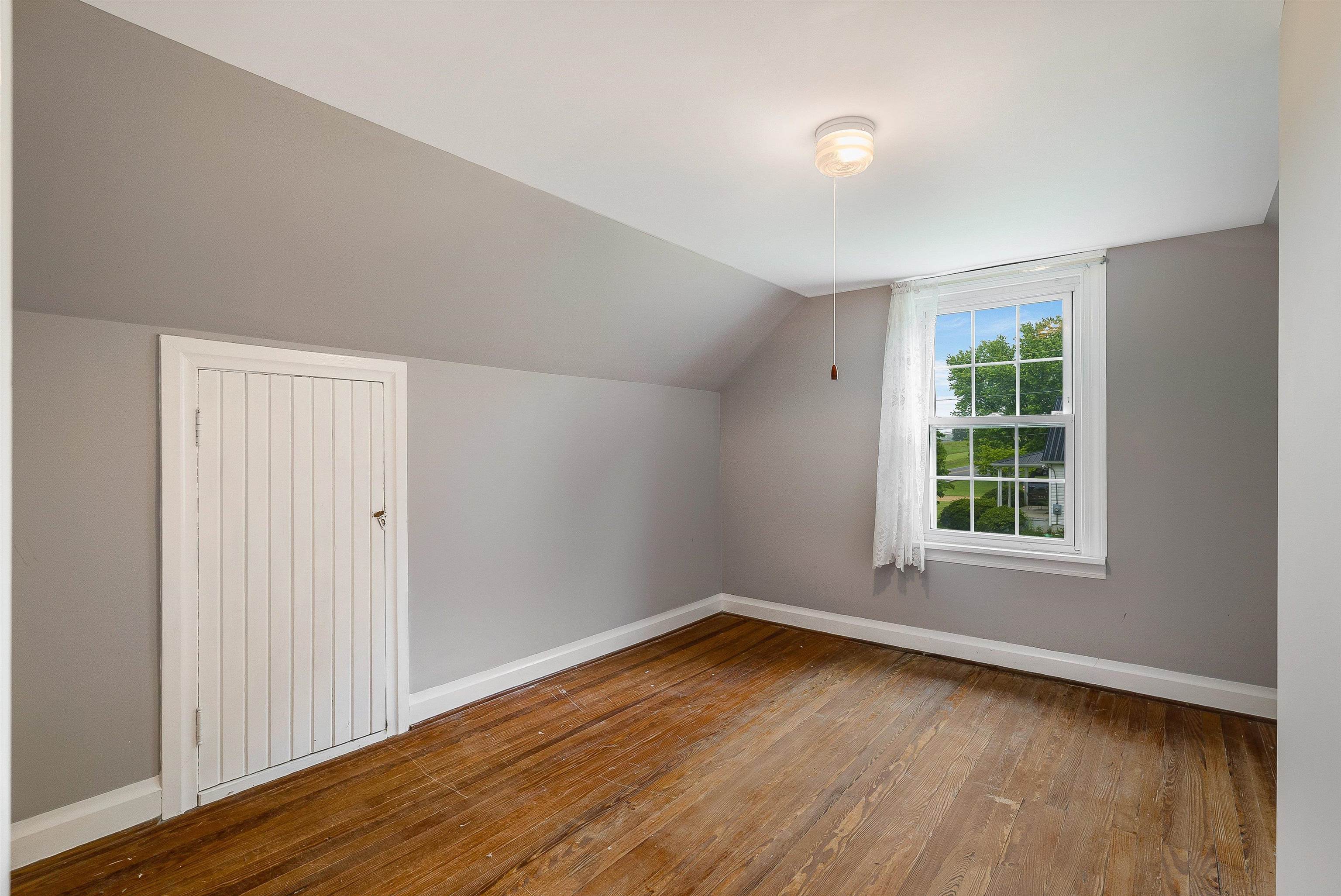 2156 LYNDHURST RD