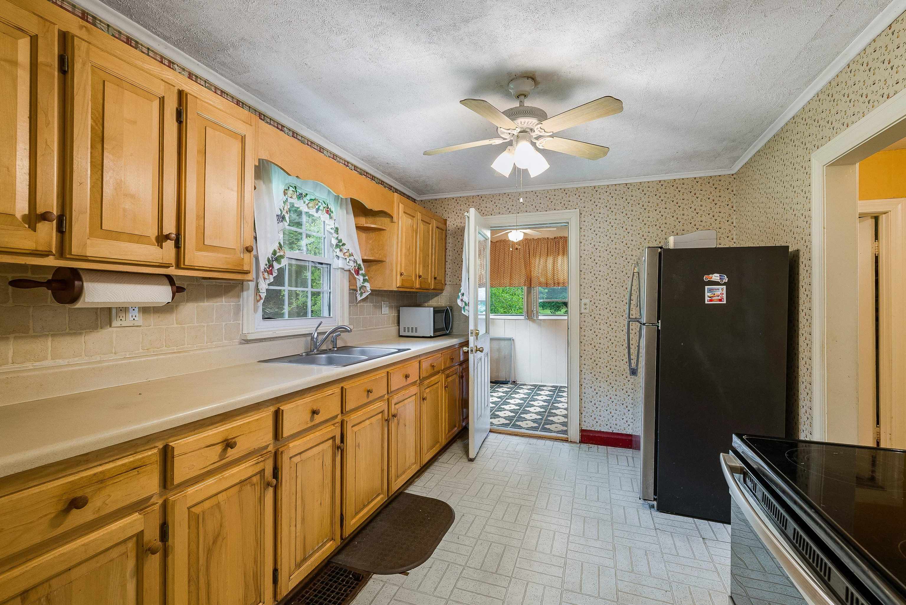2156 LYNDHURST RD
