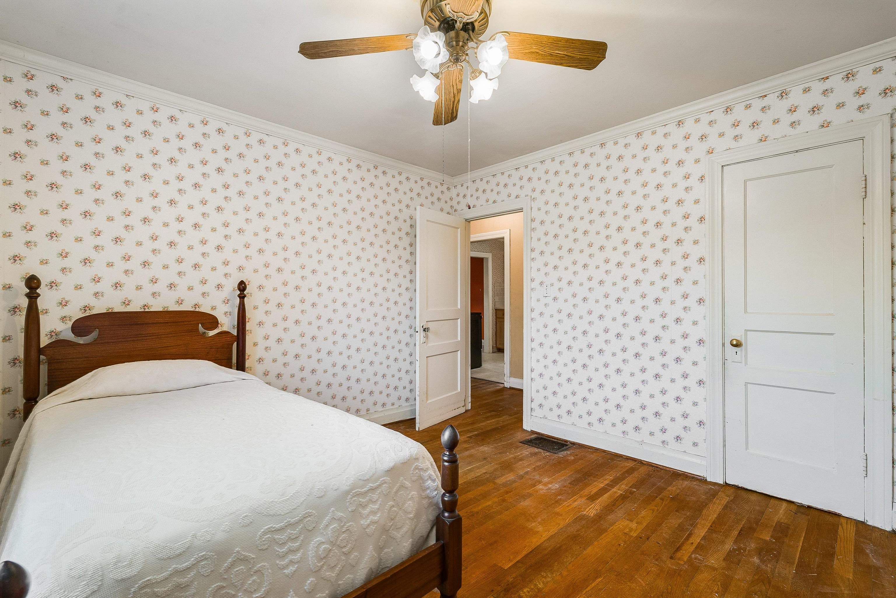 2156 LYNDHURST RD
