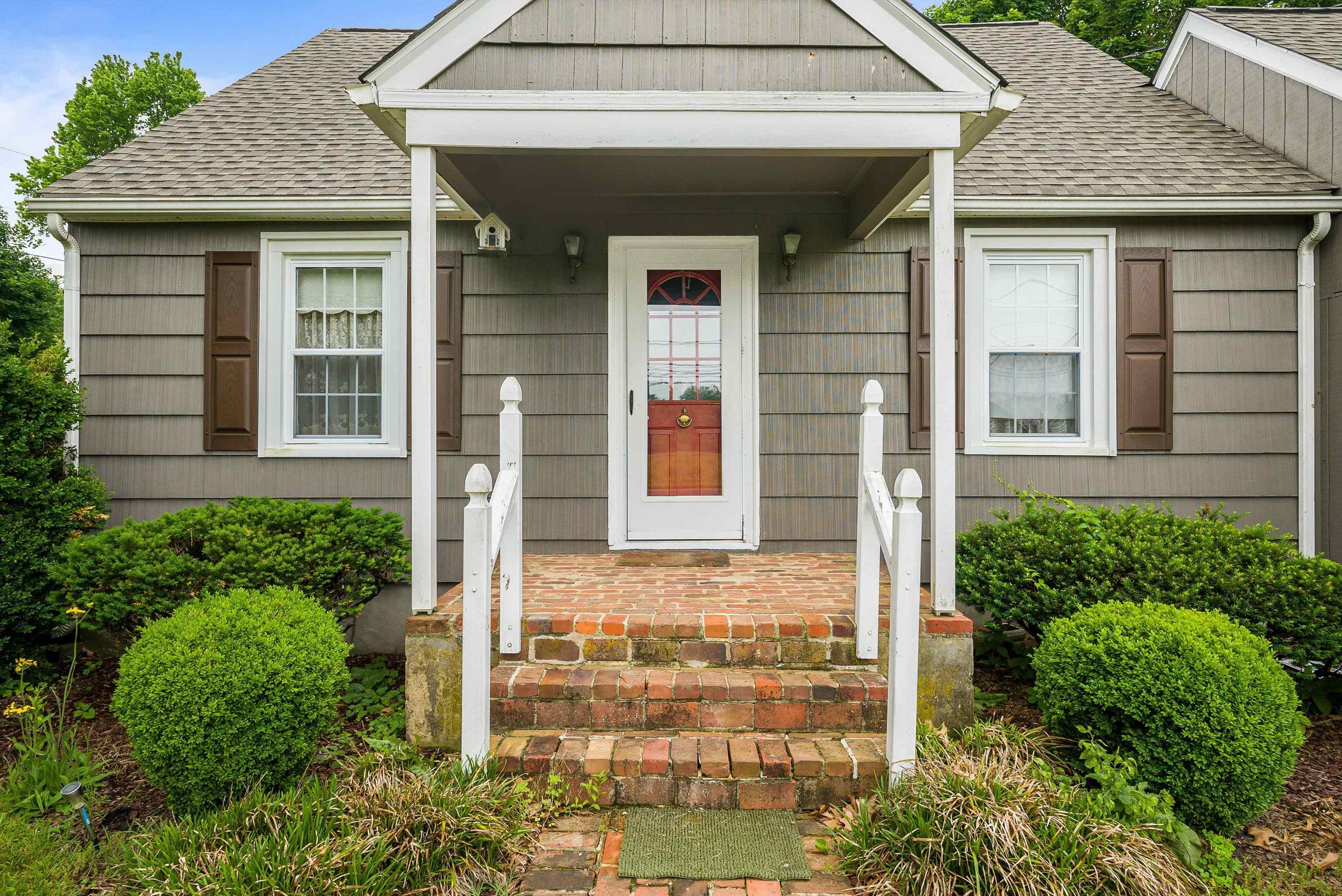 2156 LYNDHURST RD