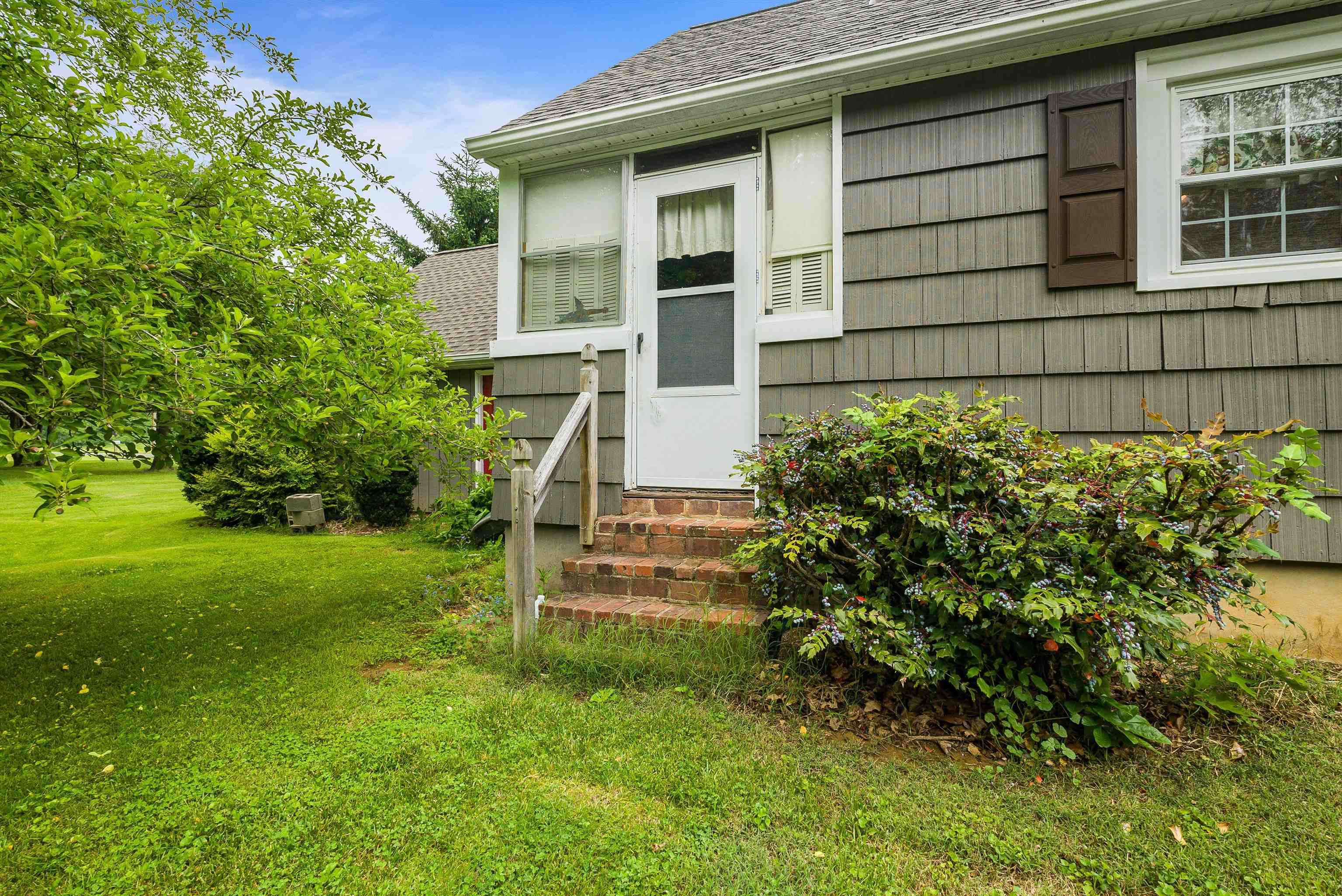 2156 LYNDHURST RD