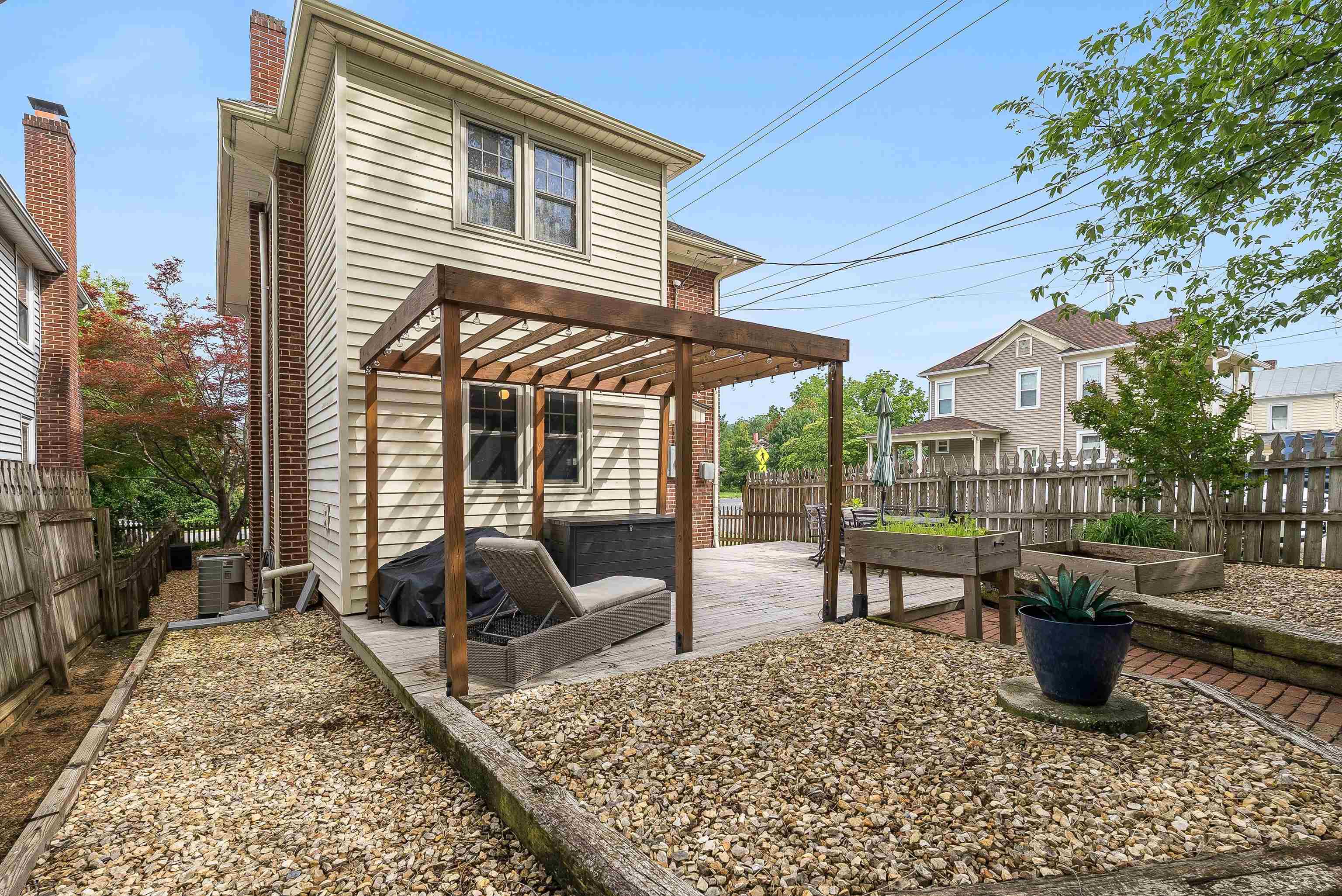 577 CHESTNUT AVE