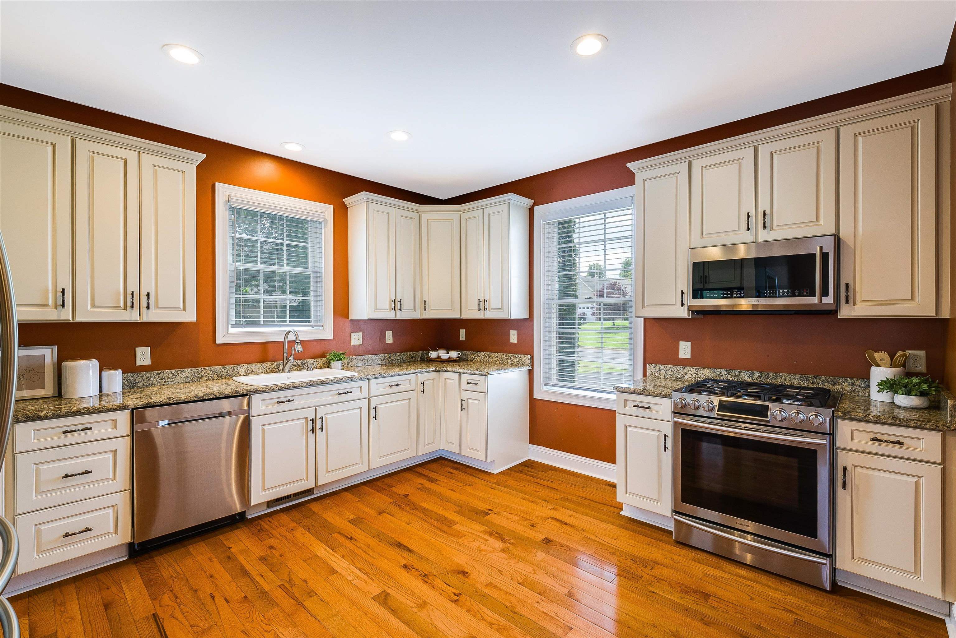 2554 VILLAGE DR
