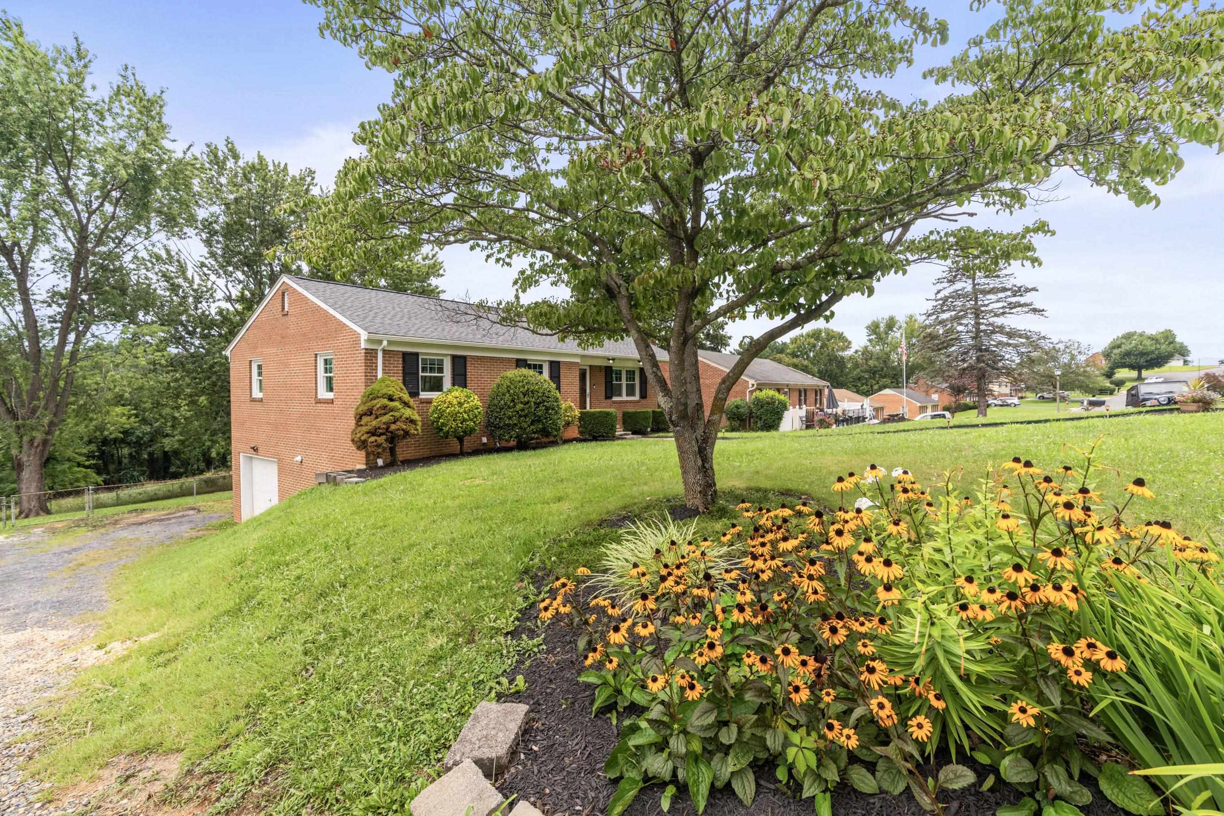 109 FOX HILL DR