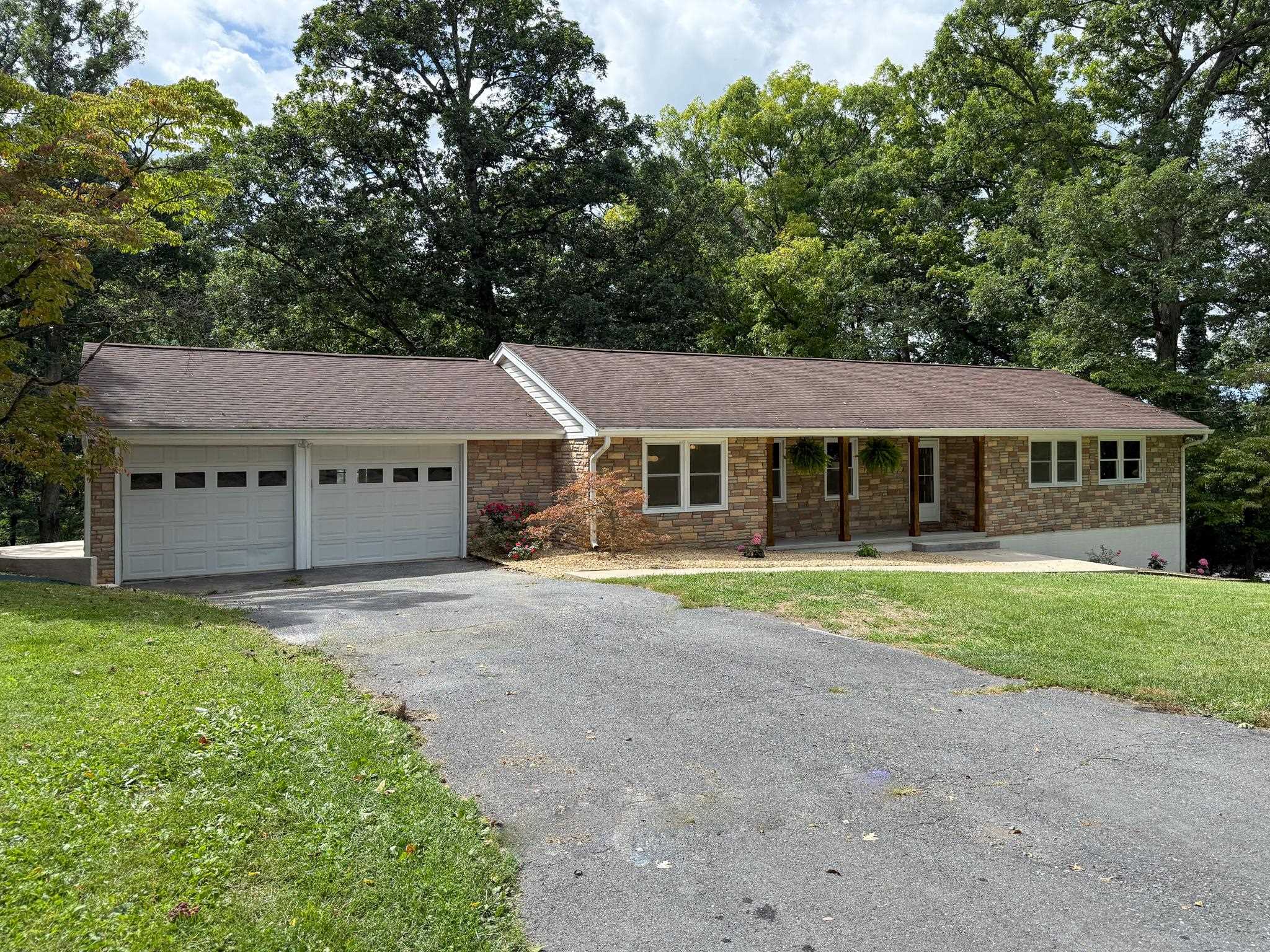 22 HIDDEN HOLLOW LN