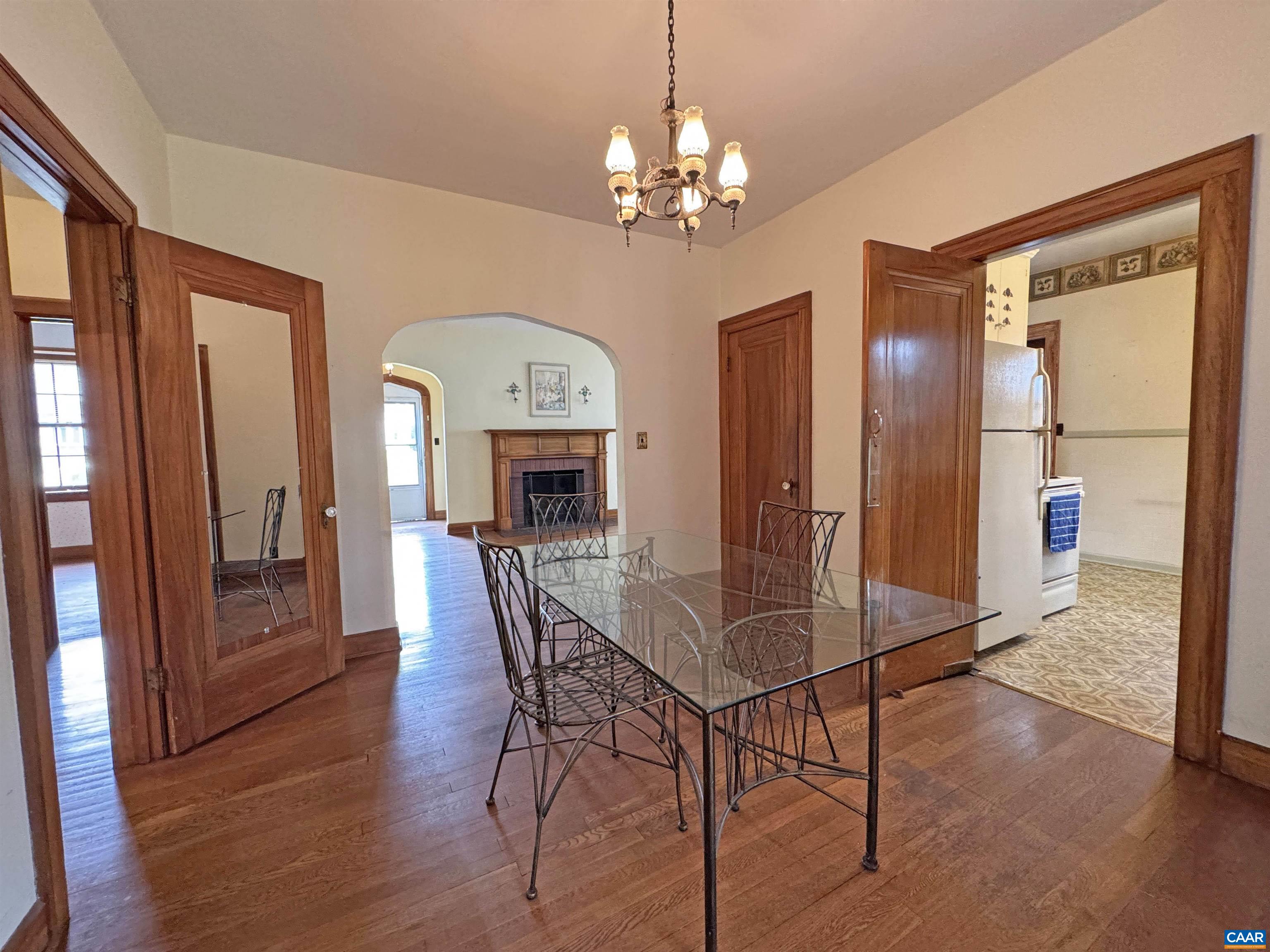 304 CROMPTON RD