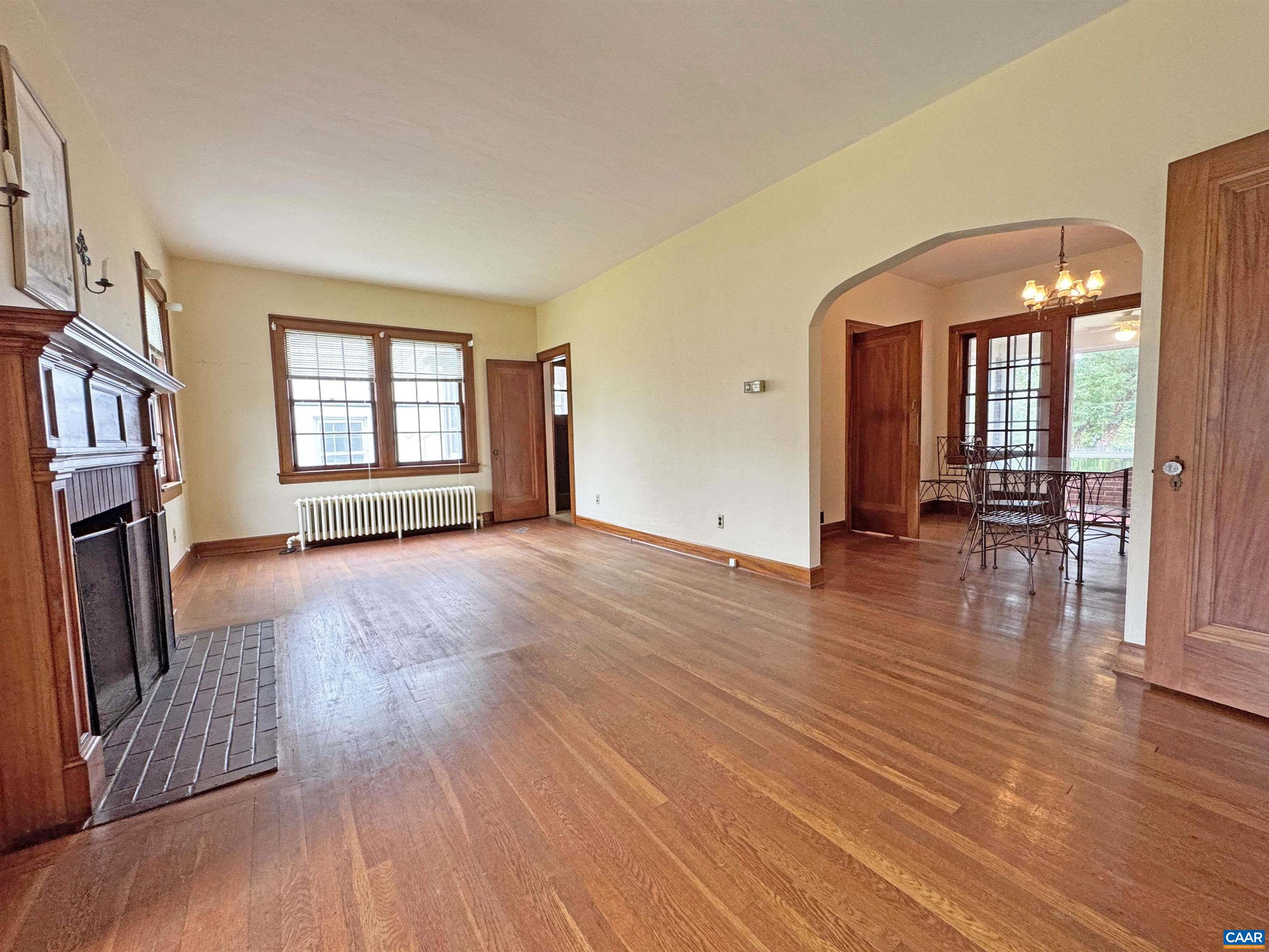 304 CROMPTON RD
