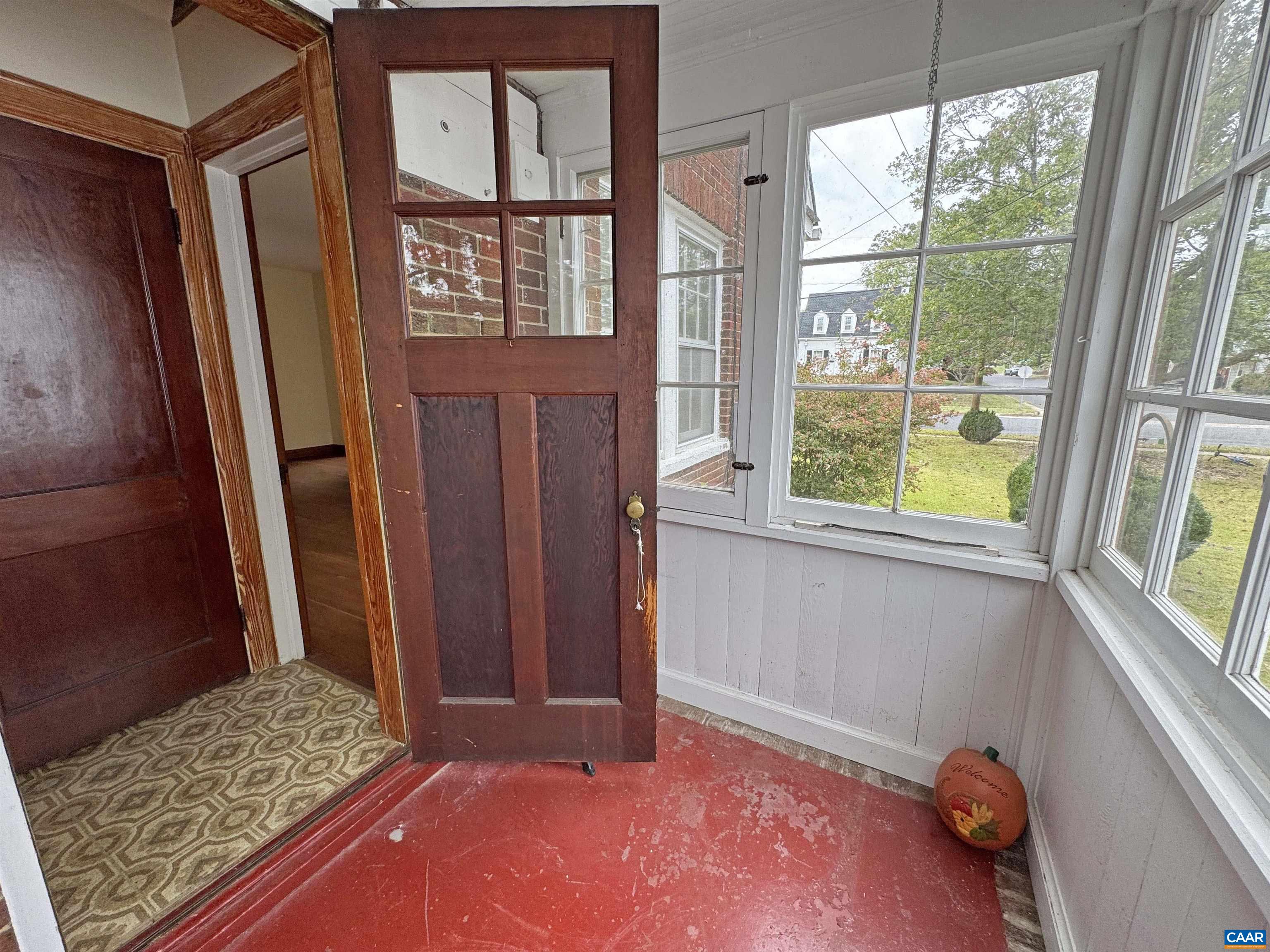 304 CROMPTON RD
