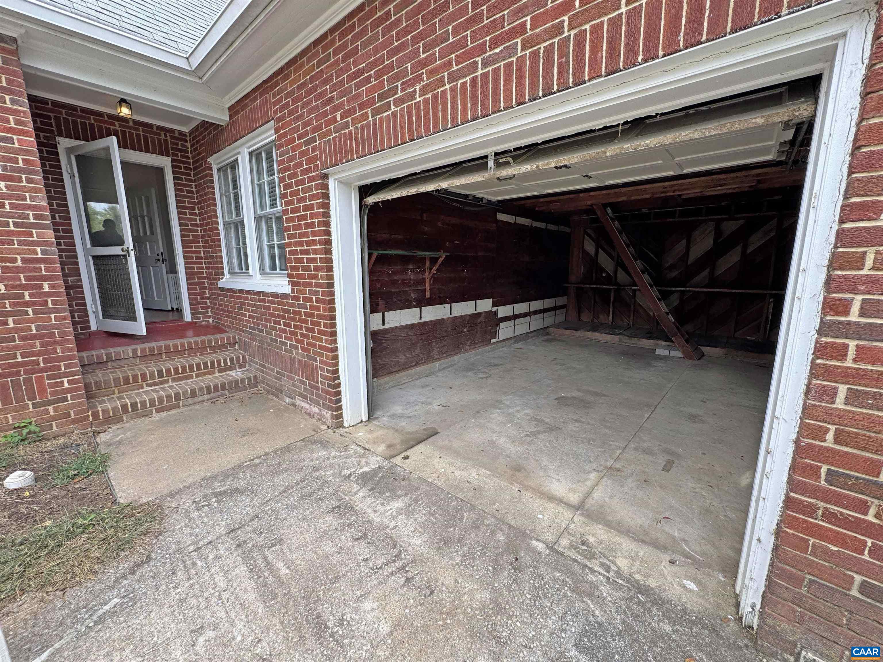304 CROMPTON RD
