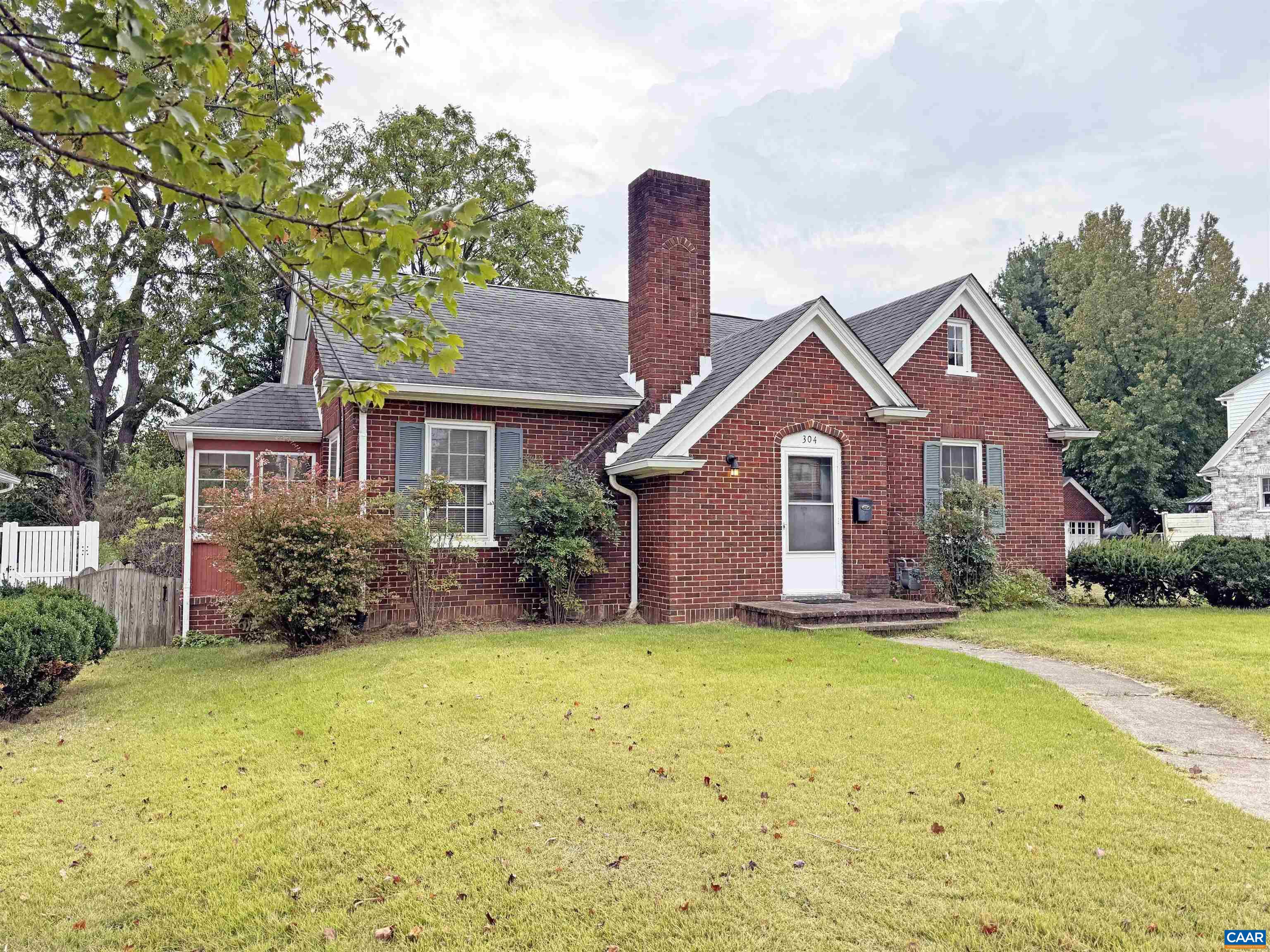 304 CROMPTON RD
