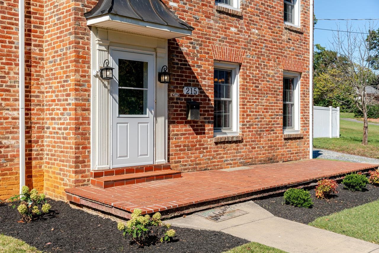 215 CROMPTON RD