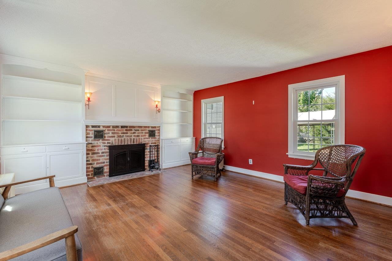 215 CROMPTON RD