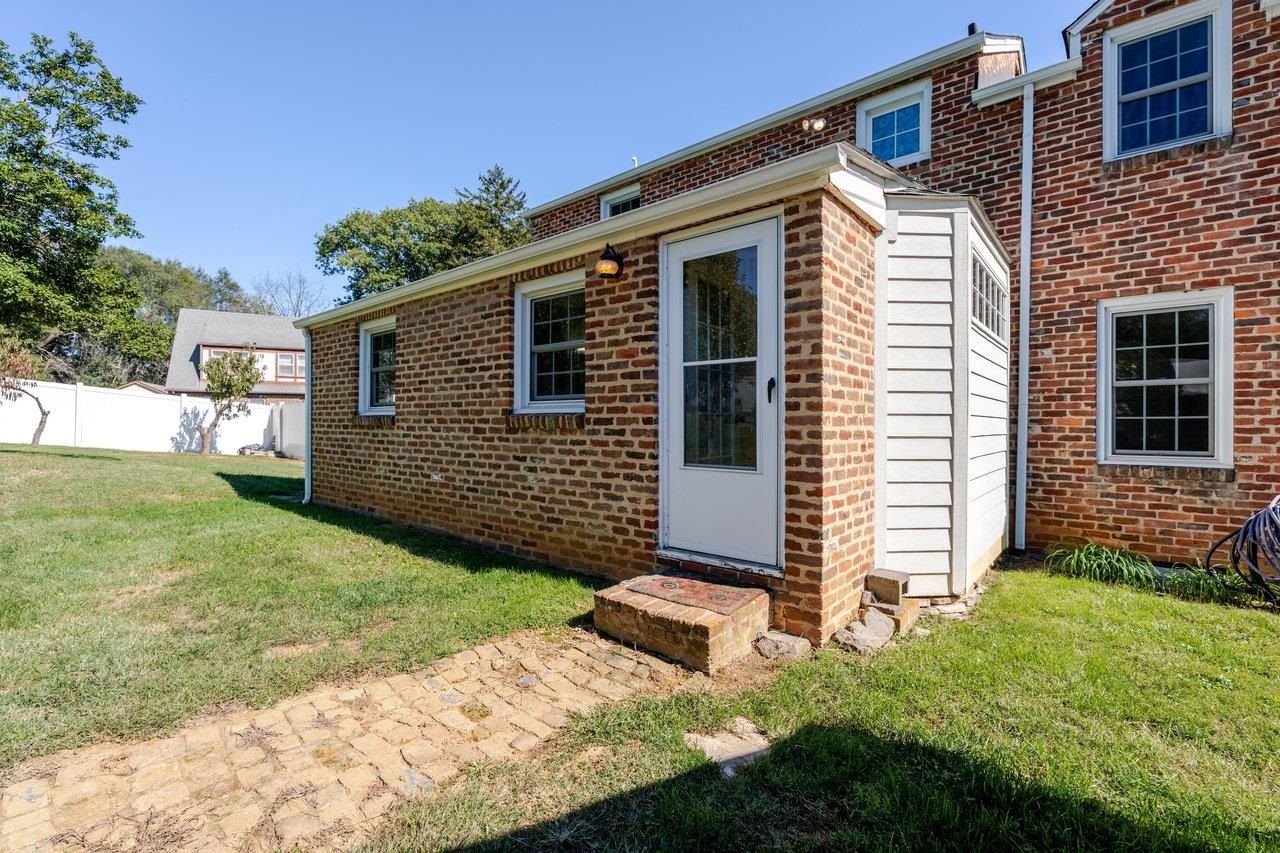 215 CROMPTON RD