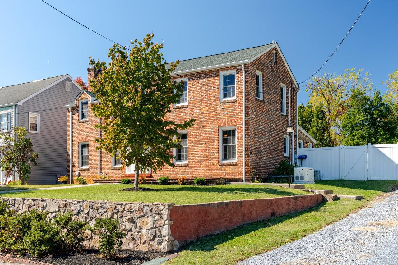 215 CROMPTON RD