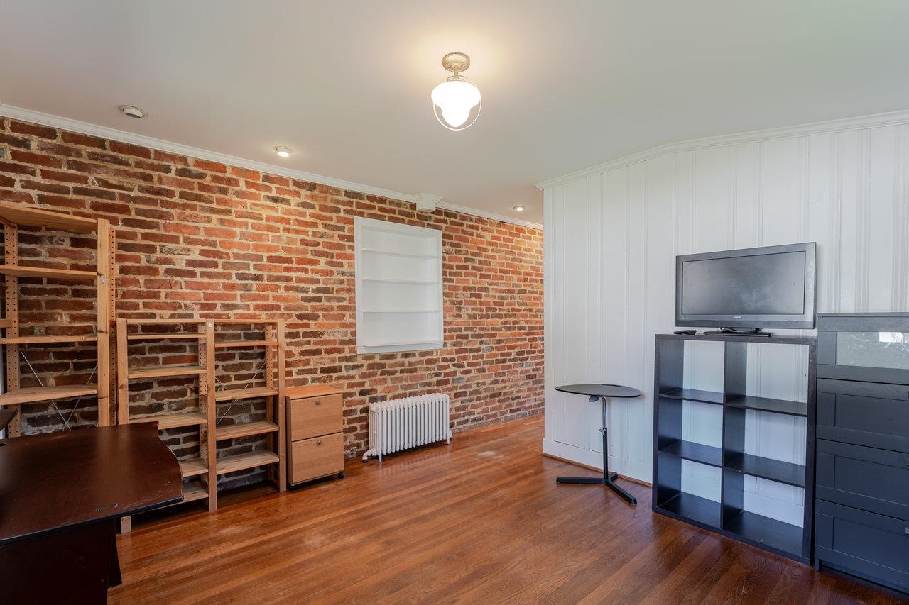 215 CROMPTON RD