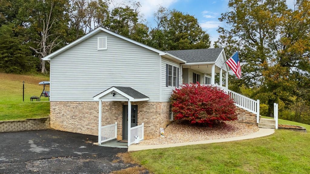 366 SMOKY ROW RD