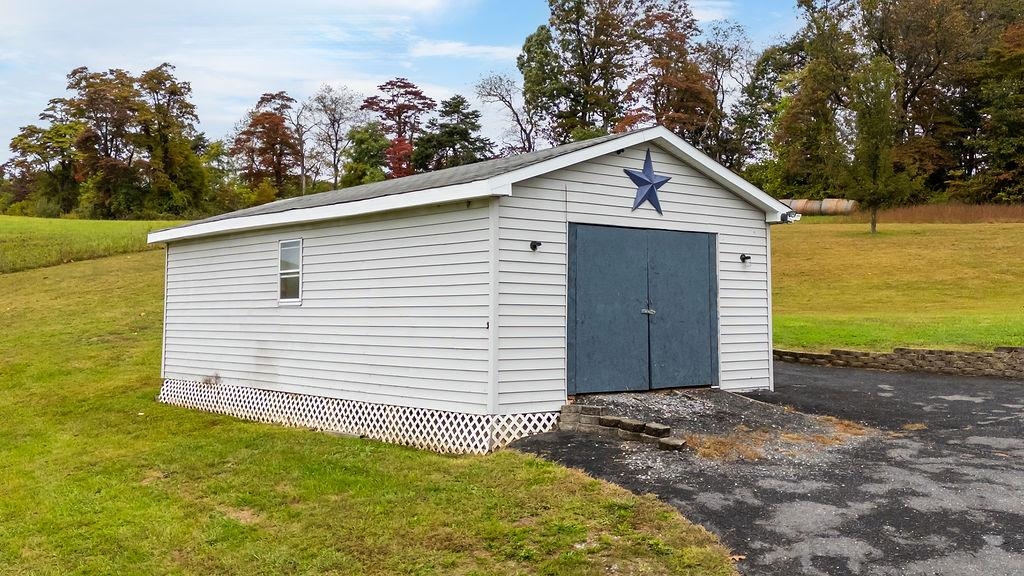366 SMOKY ROW RD