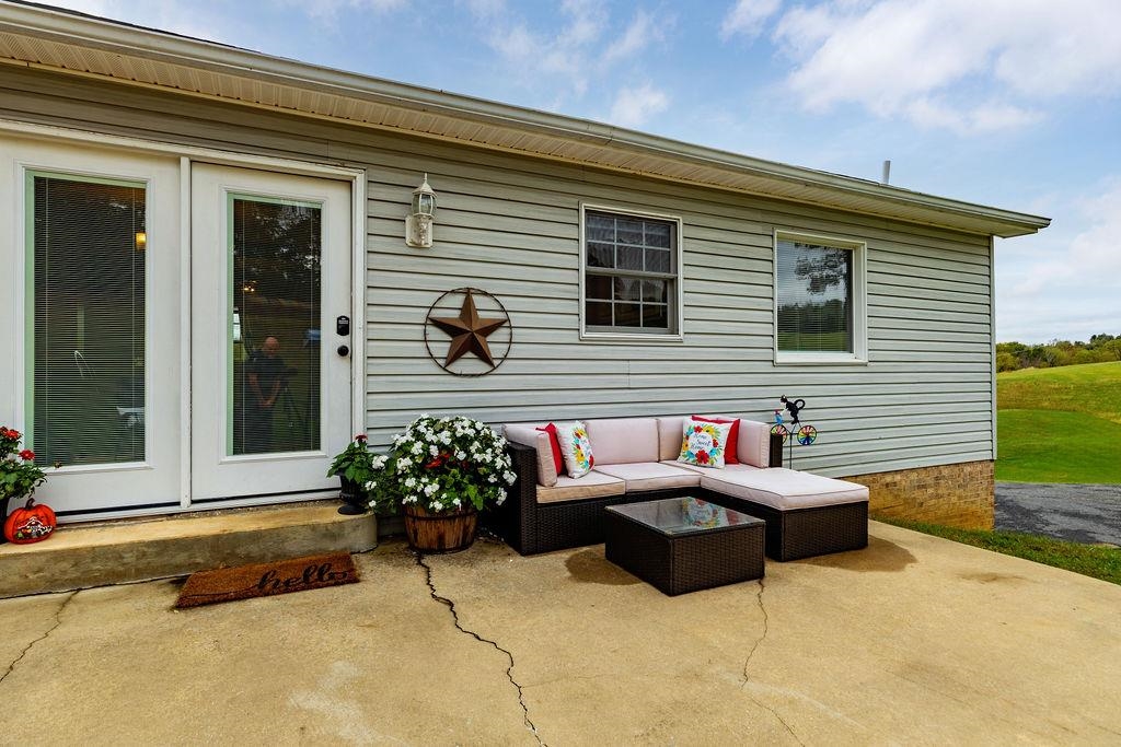366 SMOKY ROW RD