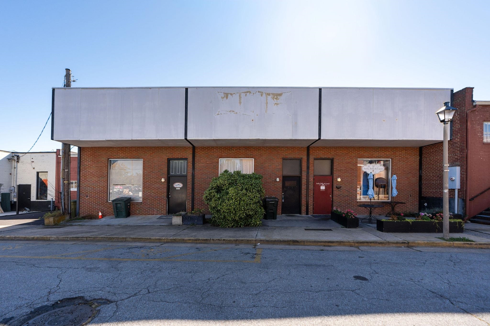 323 W MAIN ST