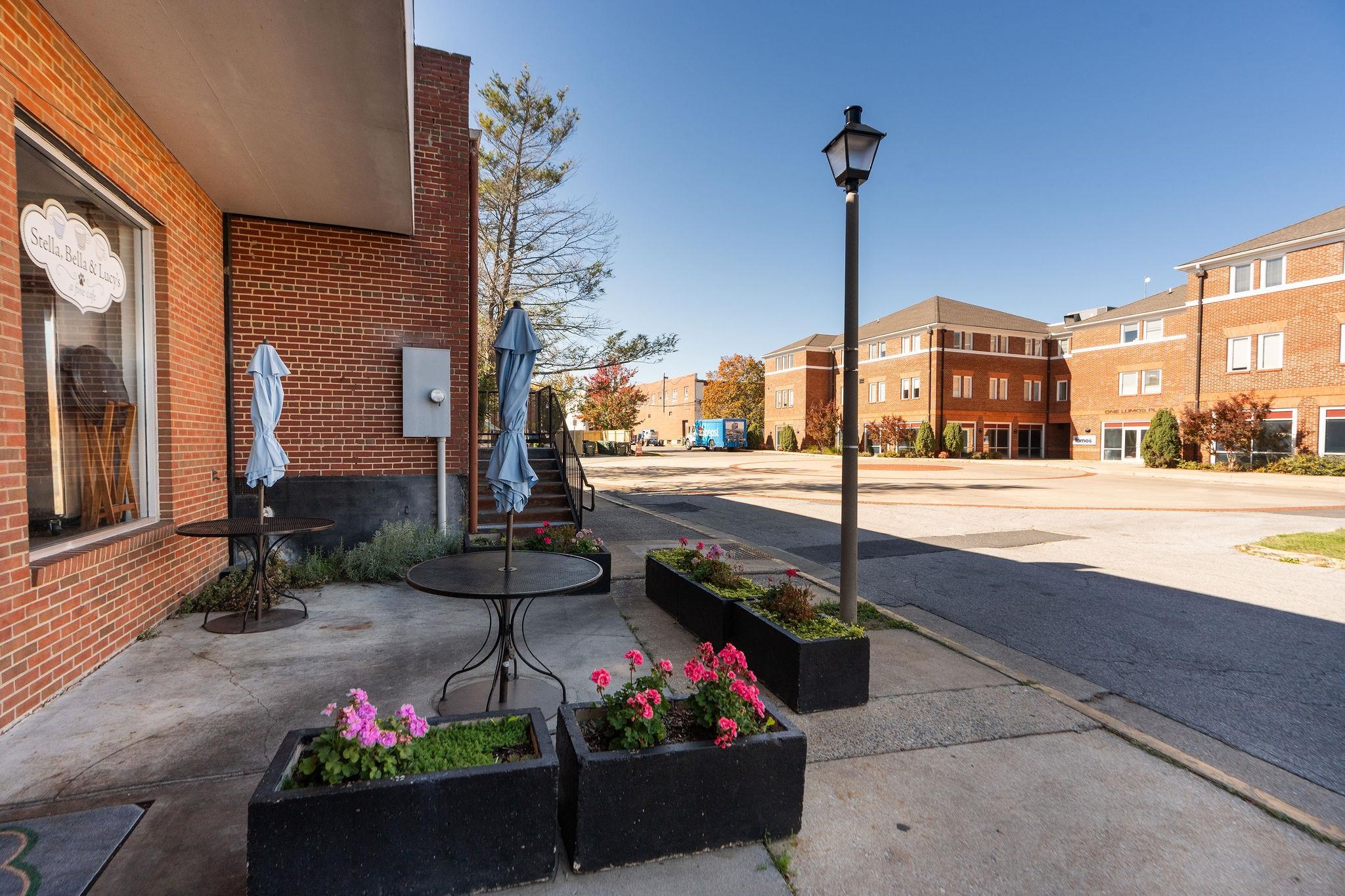323 W MAIN ST
